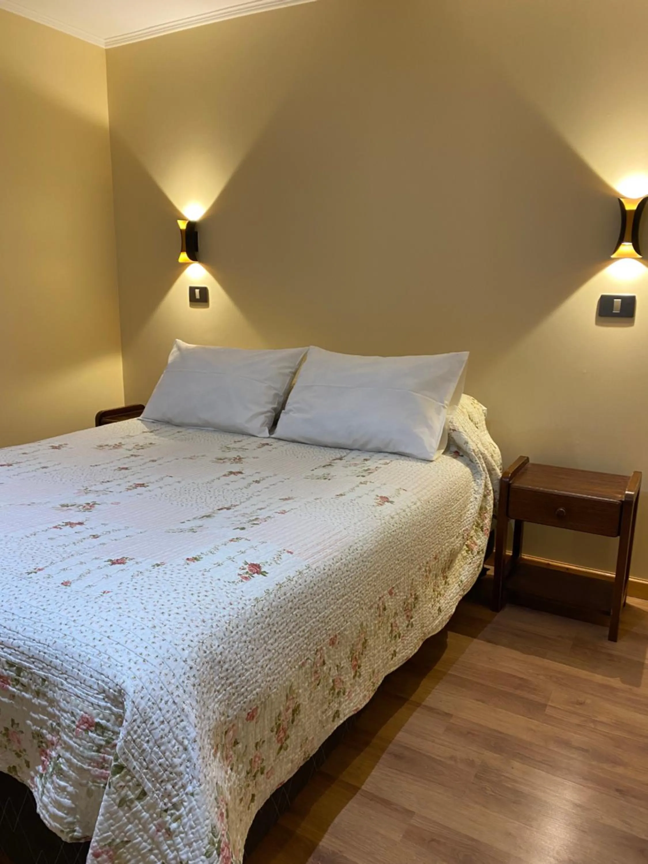 TV and multimedia, Bed in Hostal Graciela