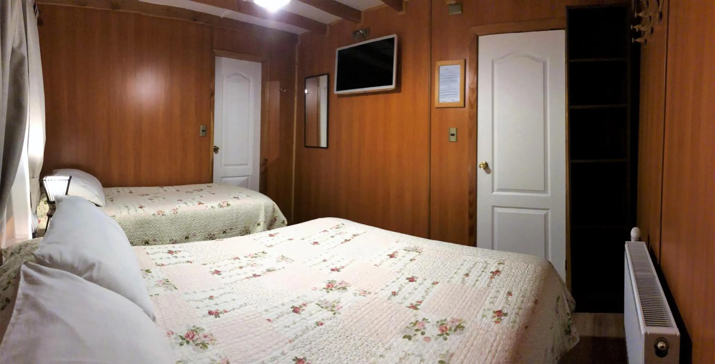 Shower, Bed in Hostal Graciela