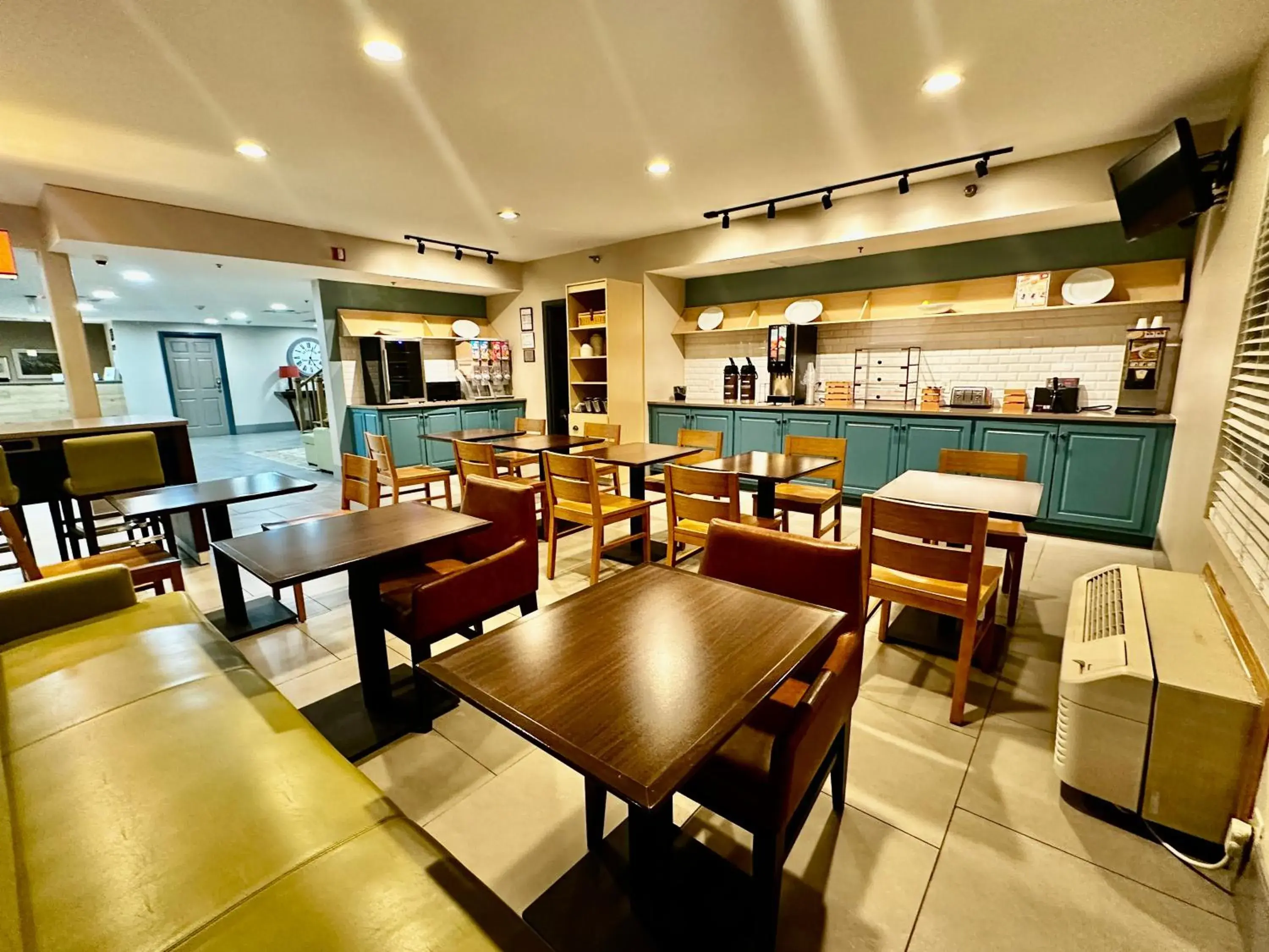 Breakfast in Radiant Inn and Suites Breakfast in Radiant Inn and Suites