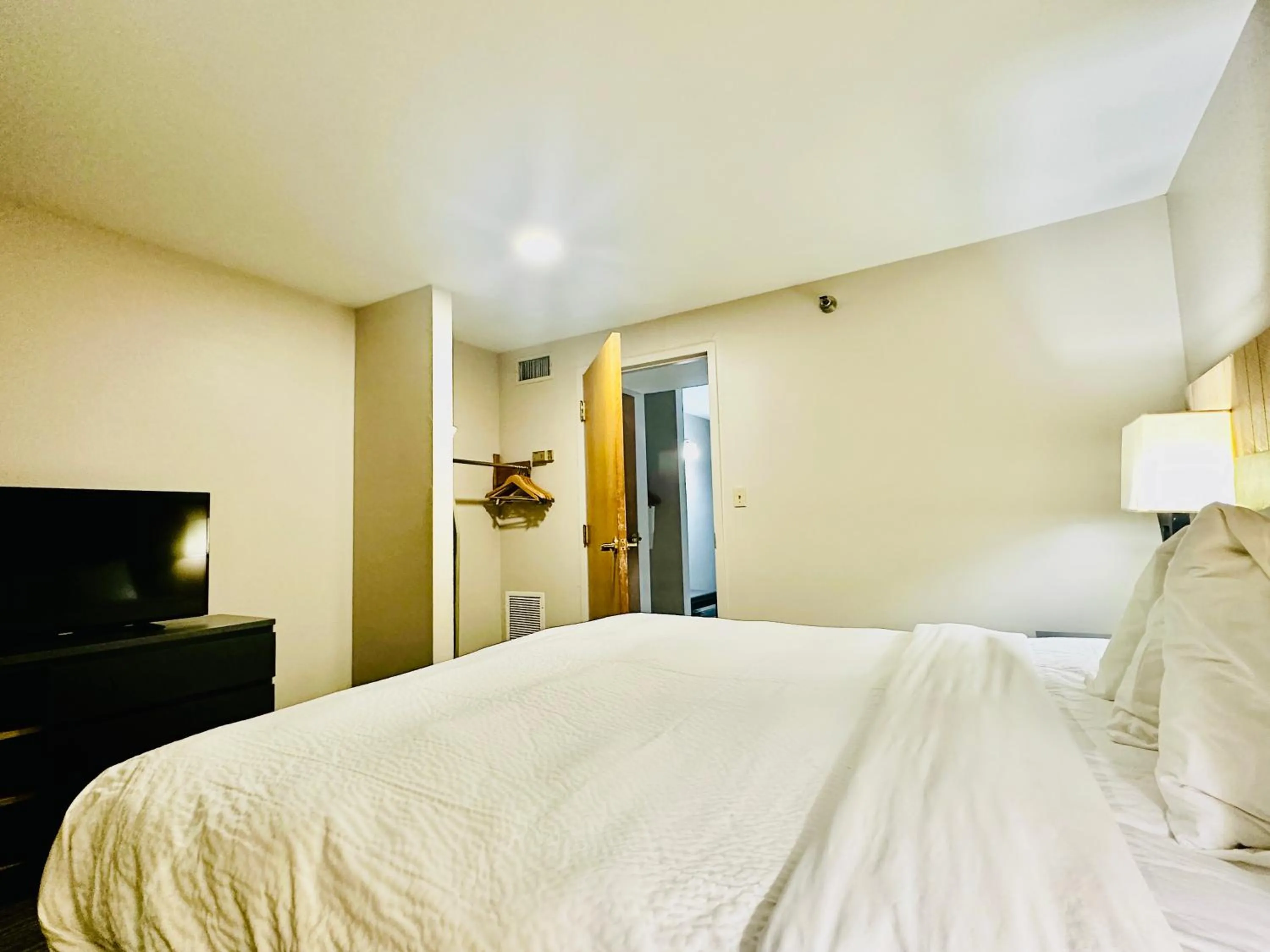 Bedroom, Bed in Radiant Inn and Suites