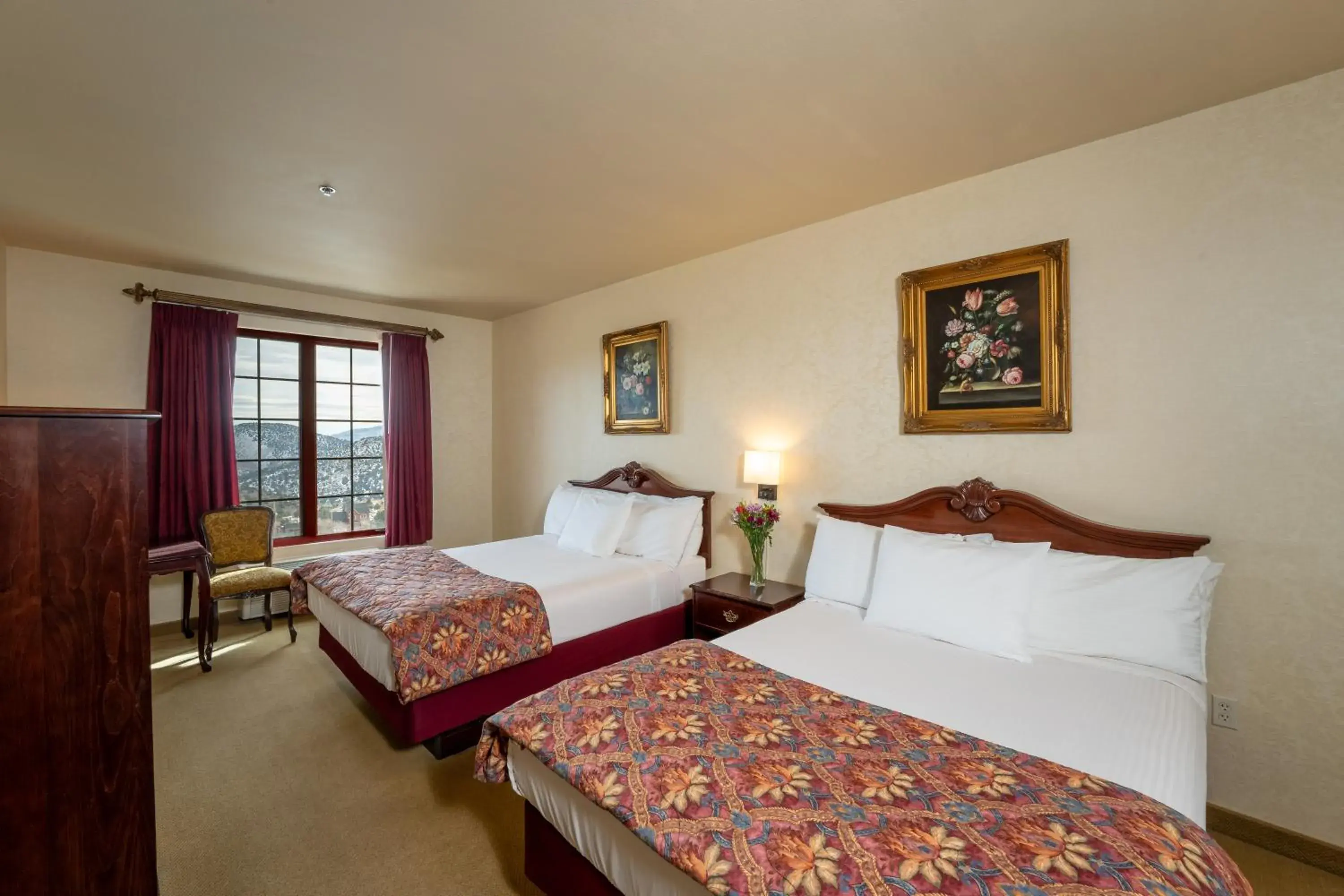 Deluxe Queen Room in Silverland Inn Deluxe Queen Room in Silverland Inn