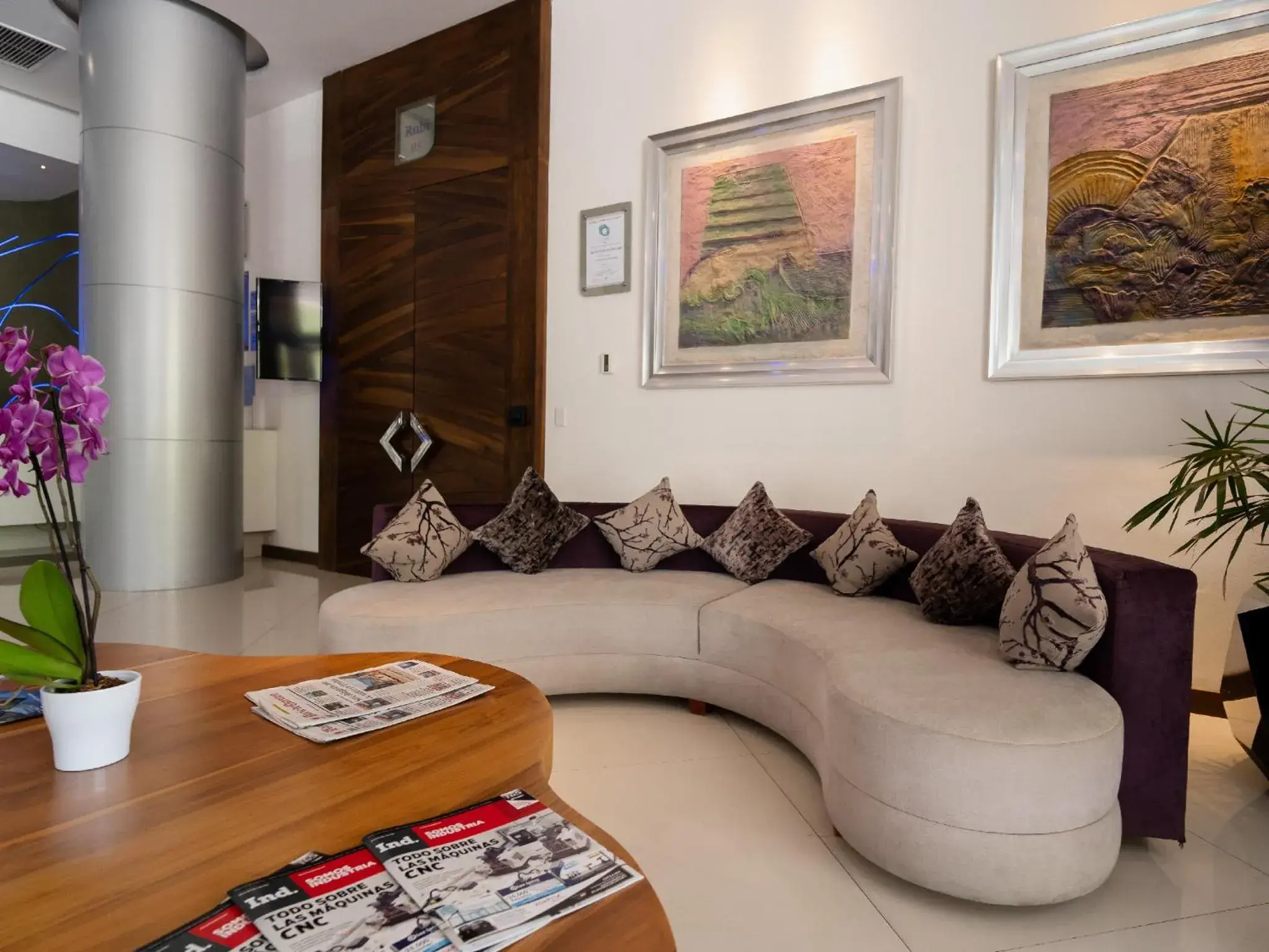 Lobby or reception in HS HOTSSON Hotel Queretaro Lobby or reception in HS HOTSSON Hotel Queretaro