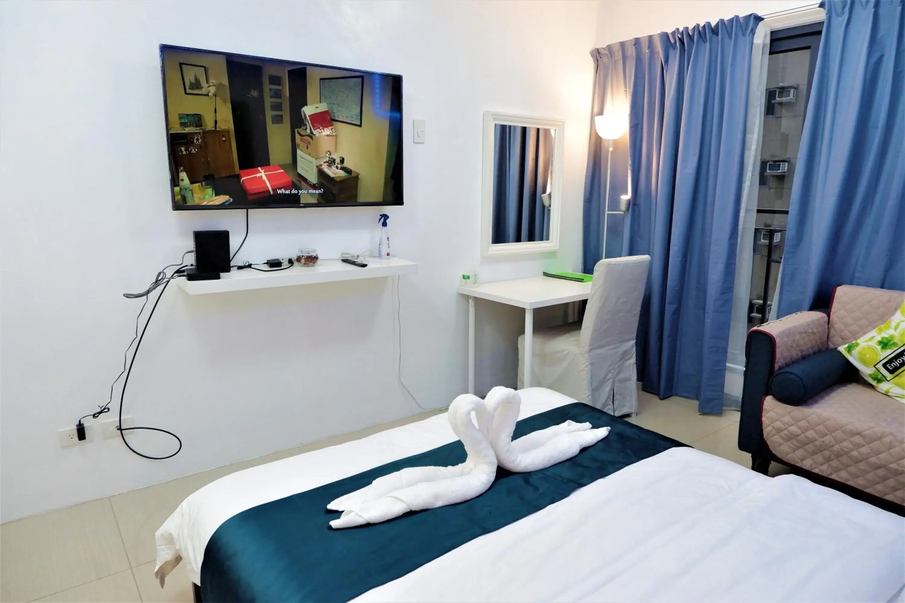 Deluxe Queen Suite in Shore Residences MOA Dynastel Staycation Deluxe Queen Suite in Shore Residences MOA Dynastel Staycation