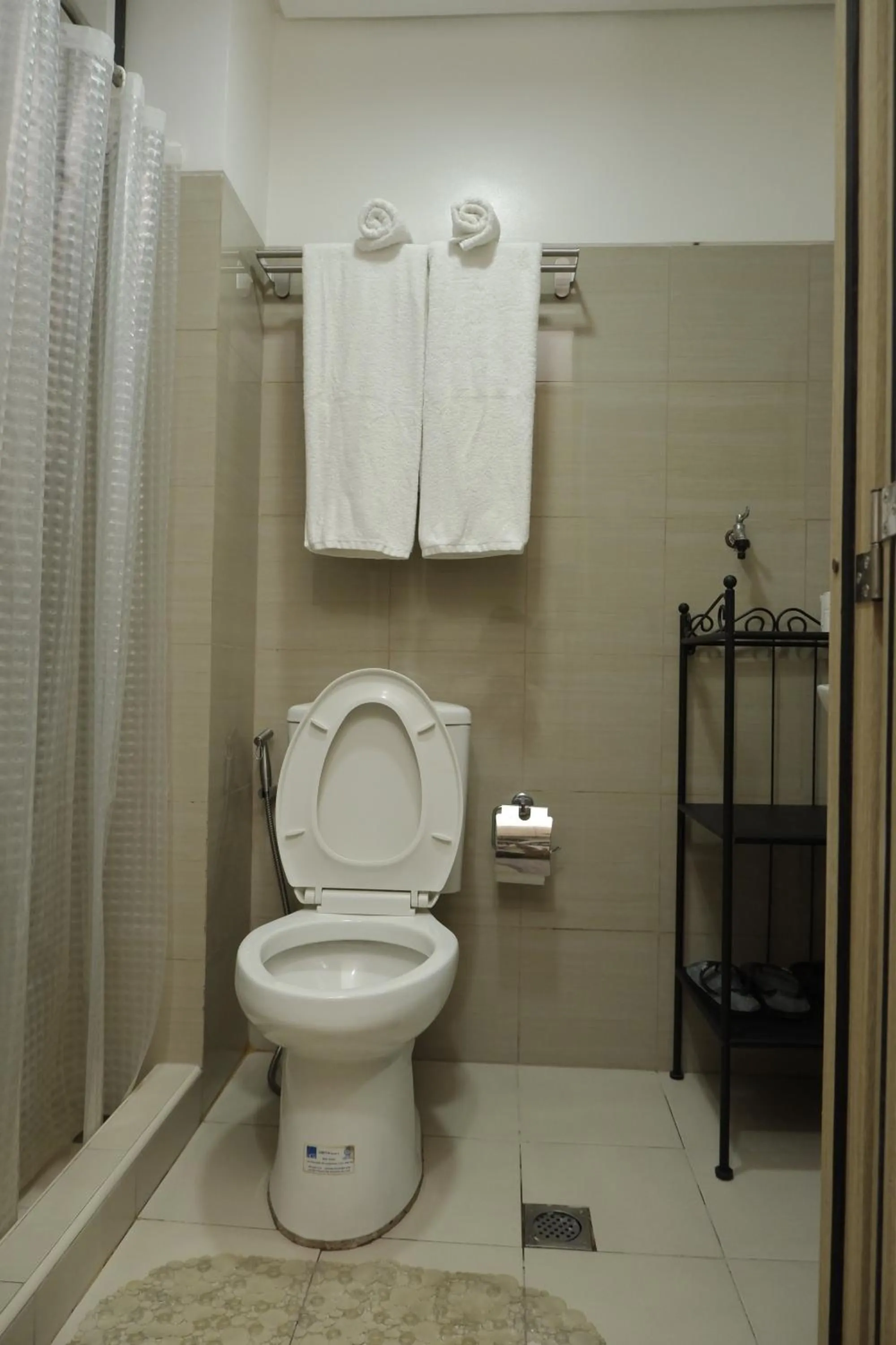 Toilet in Shore Residences MOA Dynastel Staycation