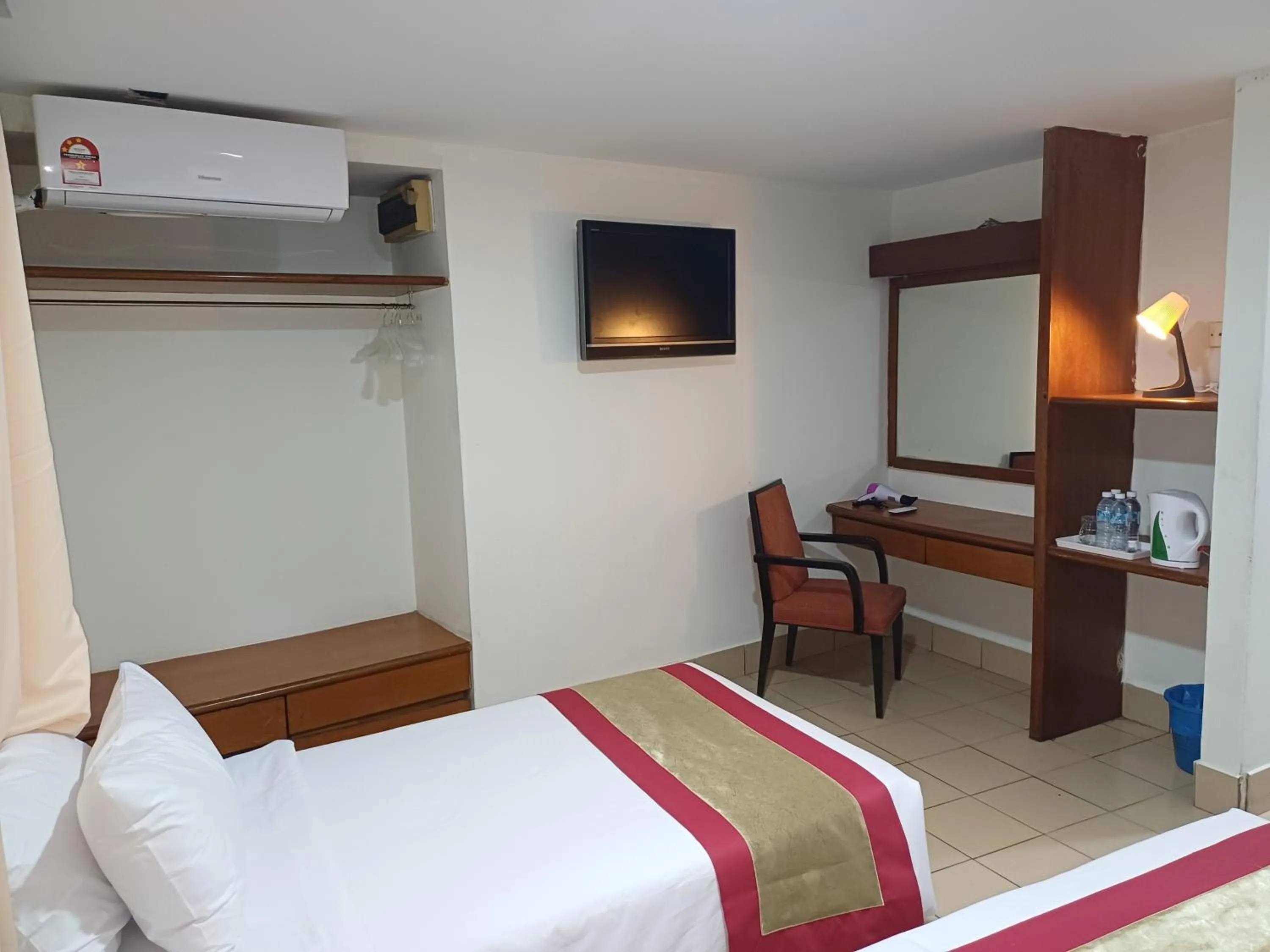 hair dresser, Bed in Hotel Seri Putra