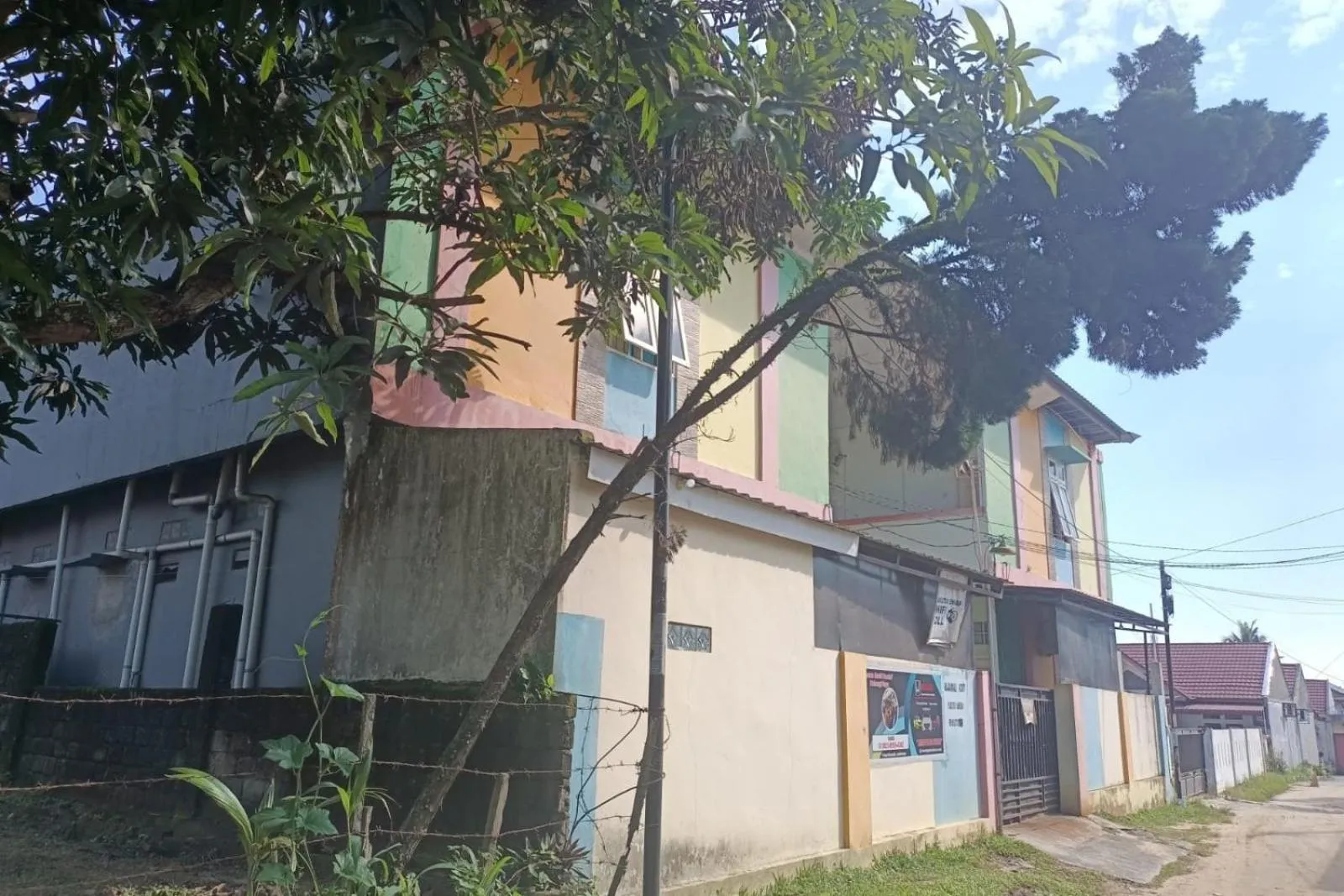 Facade/entrance in SPOT ON 93442 Widya Homestay SyariahNearBandara Sultan Syarif Kasim II