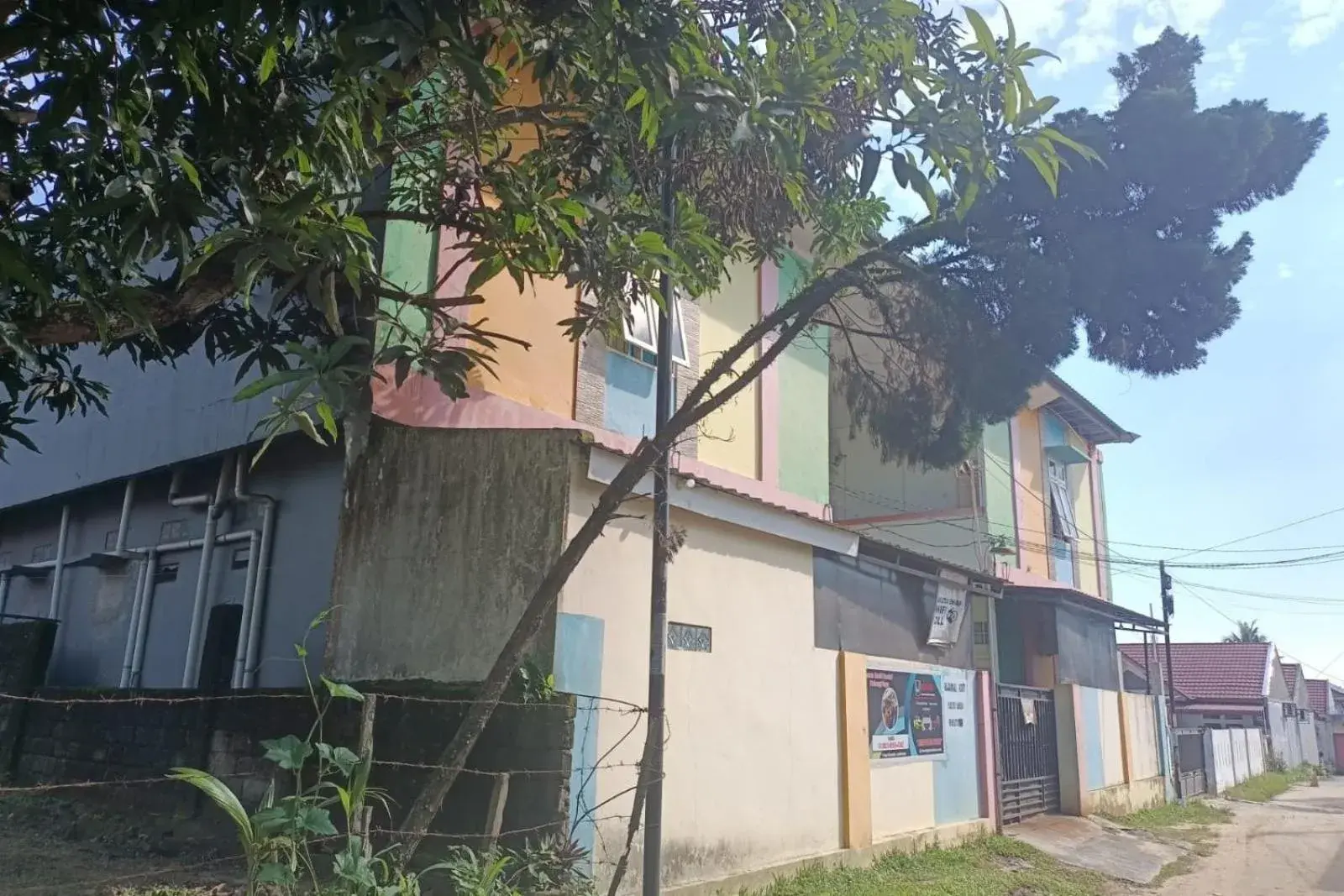 Facade/entrance in SPOT ON 93442 Widya Homestay SyariahNearBandara Sultan Syarif Kasim II Facade/entrance in SPOT ON 93442 Widya Homestay SyariahNearBandara Sultan Syarif Kasim II