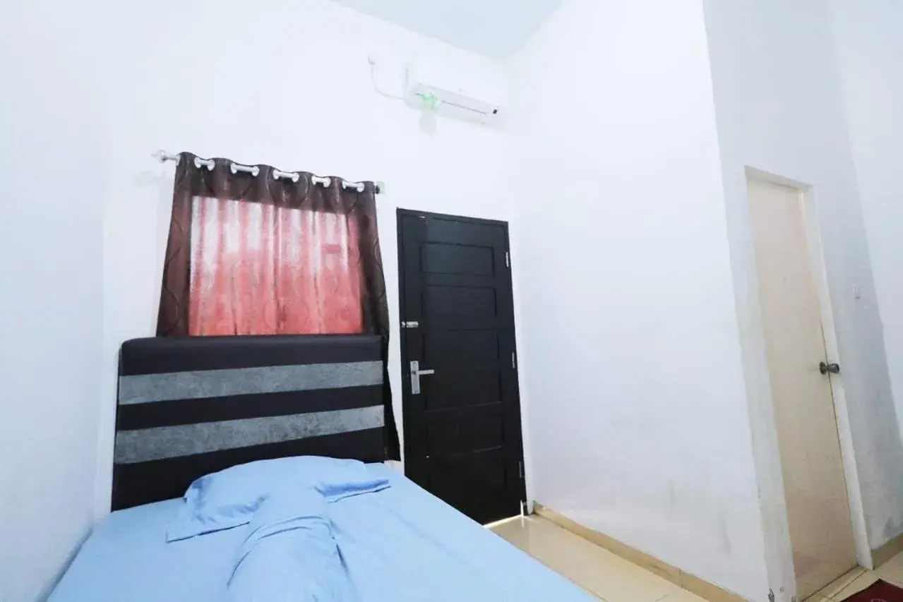 Bedroom, Bed in SPOT ON 93442 Widya Homestay SyariahNearBandara Sultan Syarif Kasim II Bedroom, Bed in SPOT ON 93442 Widya Homestay SyariahNearBandara Sultan Syarif Kasim II