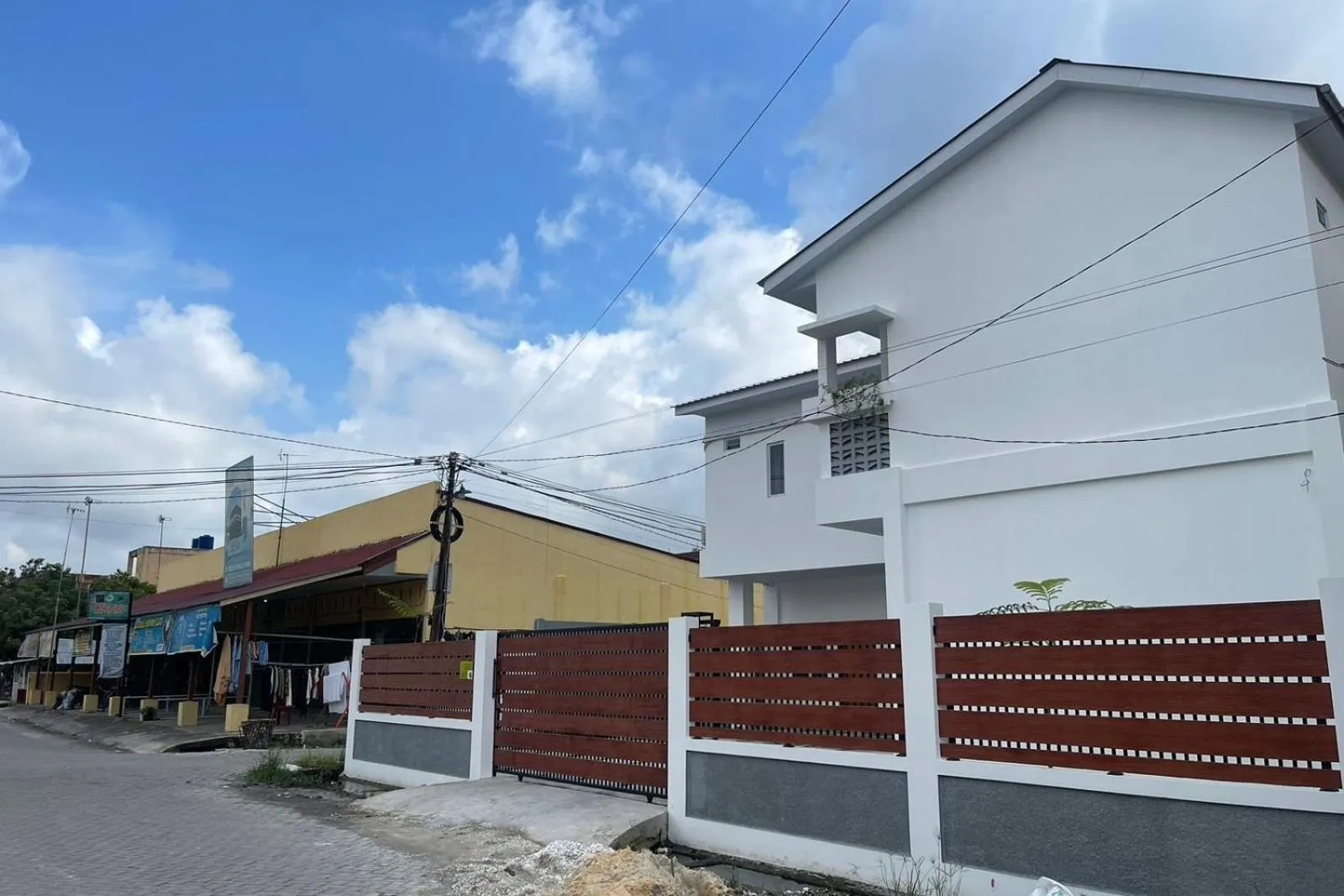 Facade/entrance in Hotel O White House SyariahNearOYO 93457 White House Syariah