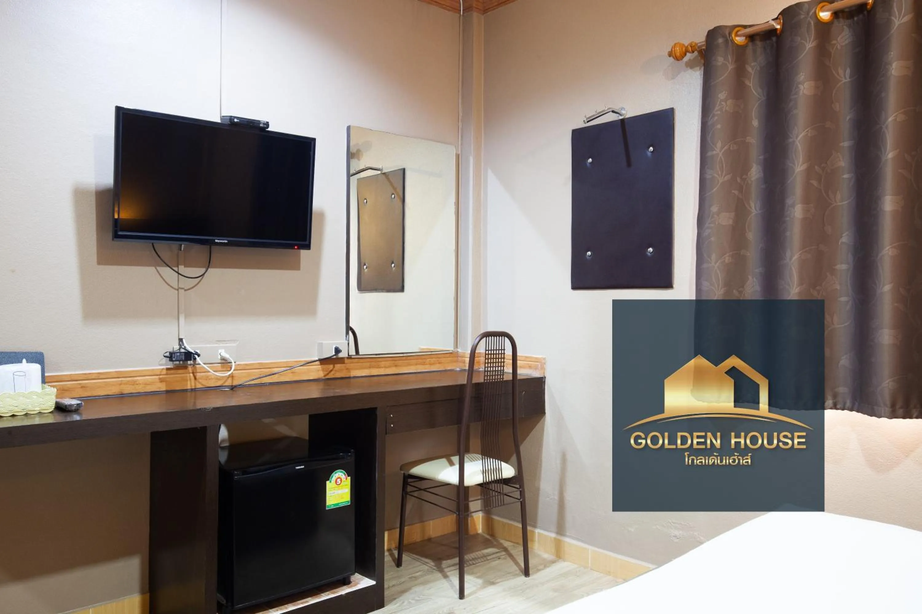 TV and multimedia, Bed in Golden House Hotel Sakaeo