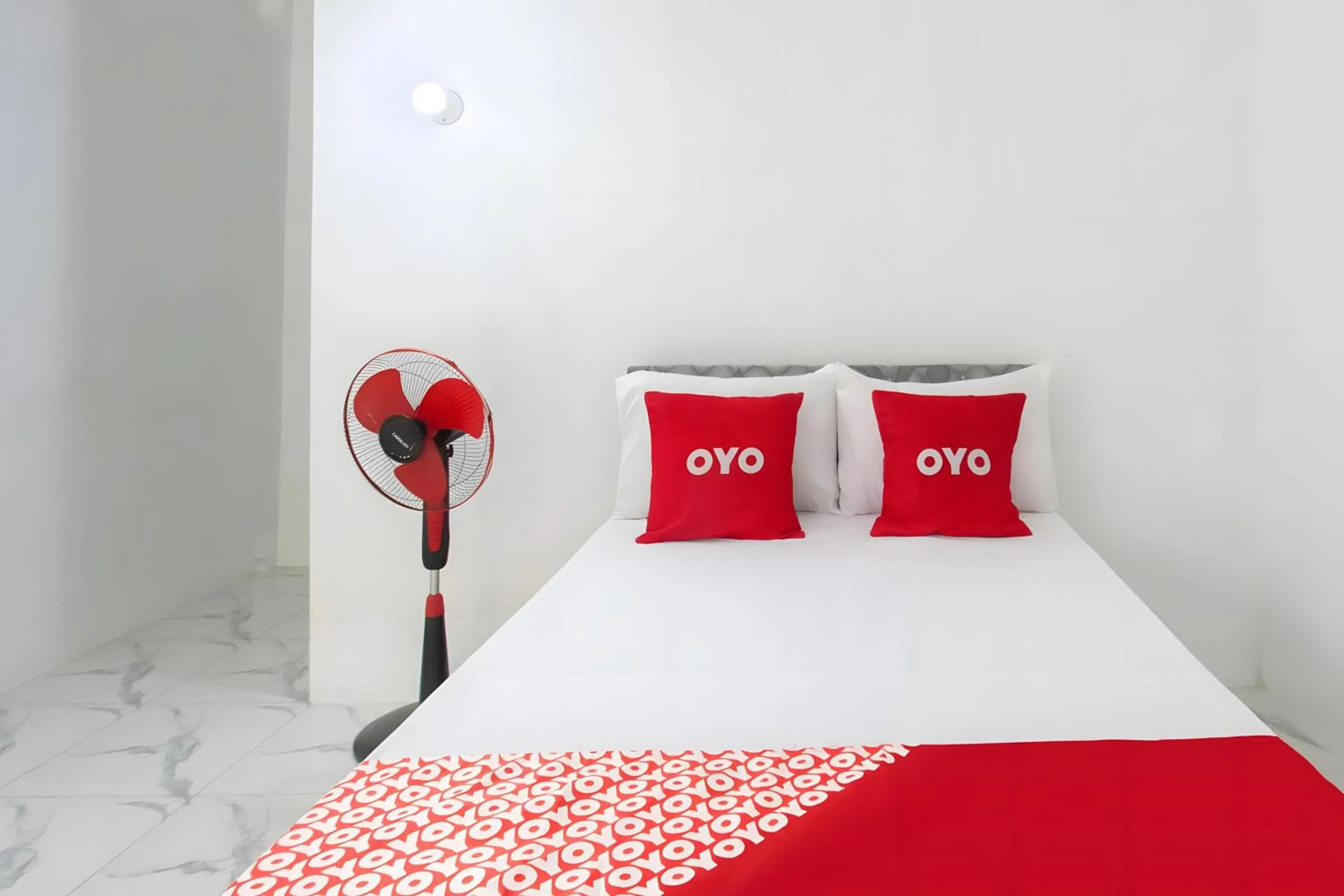 Bedroom, Bed in OYO 93440 Warde Hotel Near Sae Restaurant