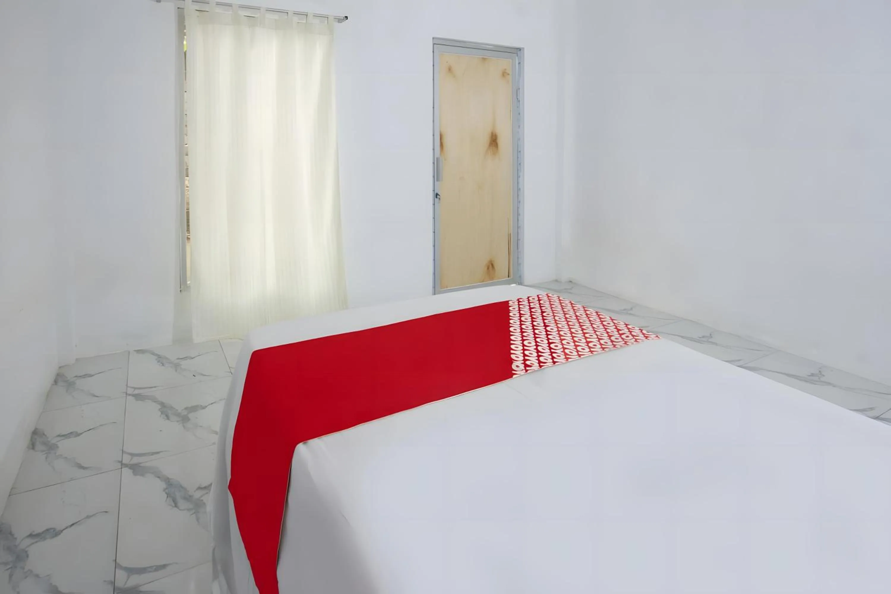 Bedroom, Bed in OYO 93440 Warde Hotel Near Sae Restaurant