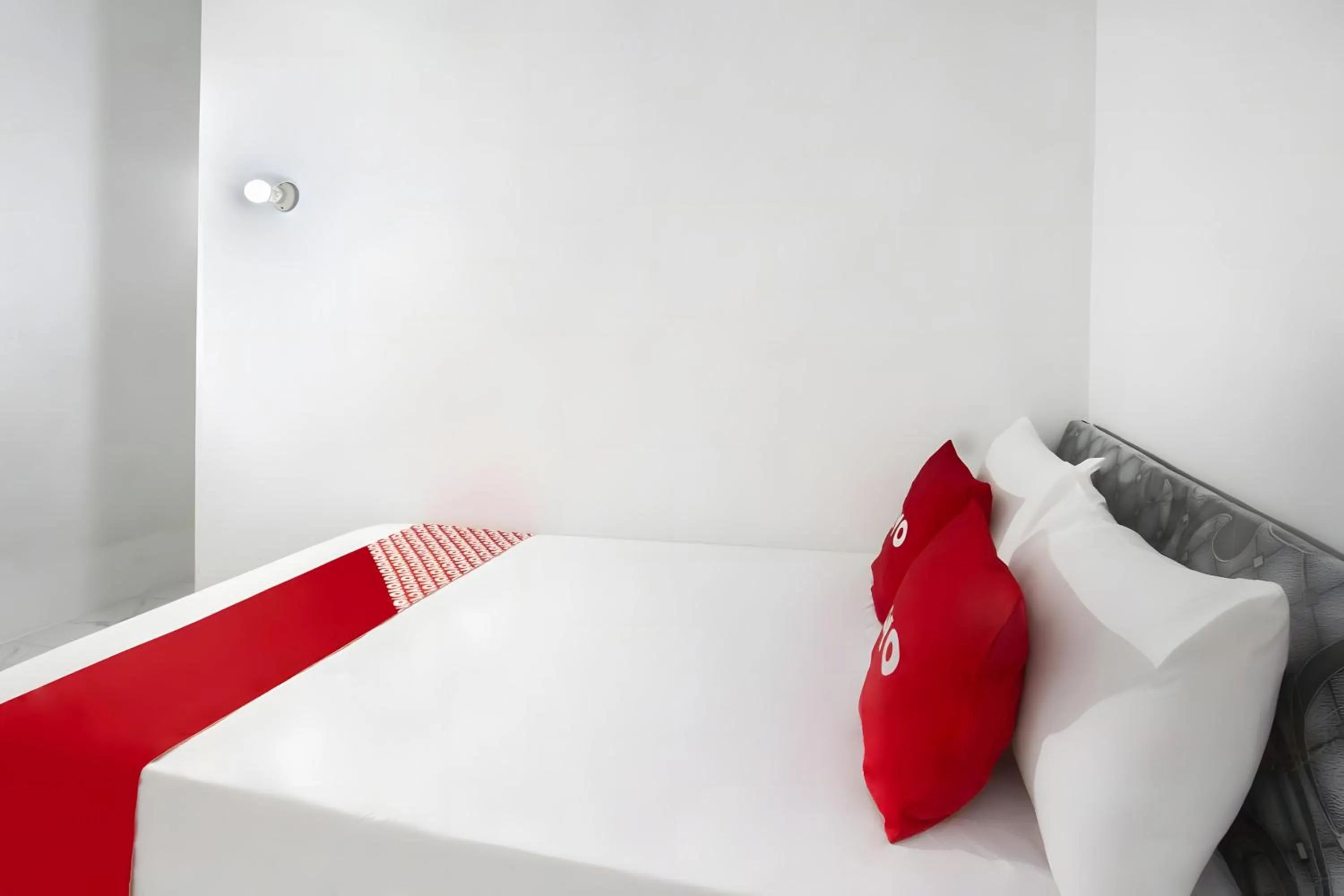 Bedroom, Bed in OYO 93440 Warde Hotel Near Sae Restaurant