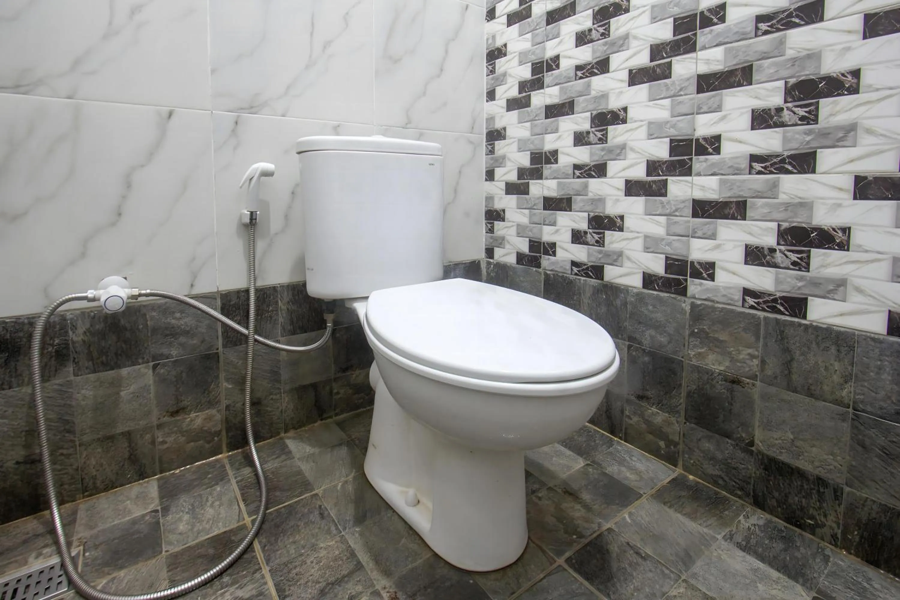 Bathroom in OYO 93440 Warde Hotel Near Sae Restaurant