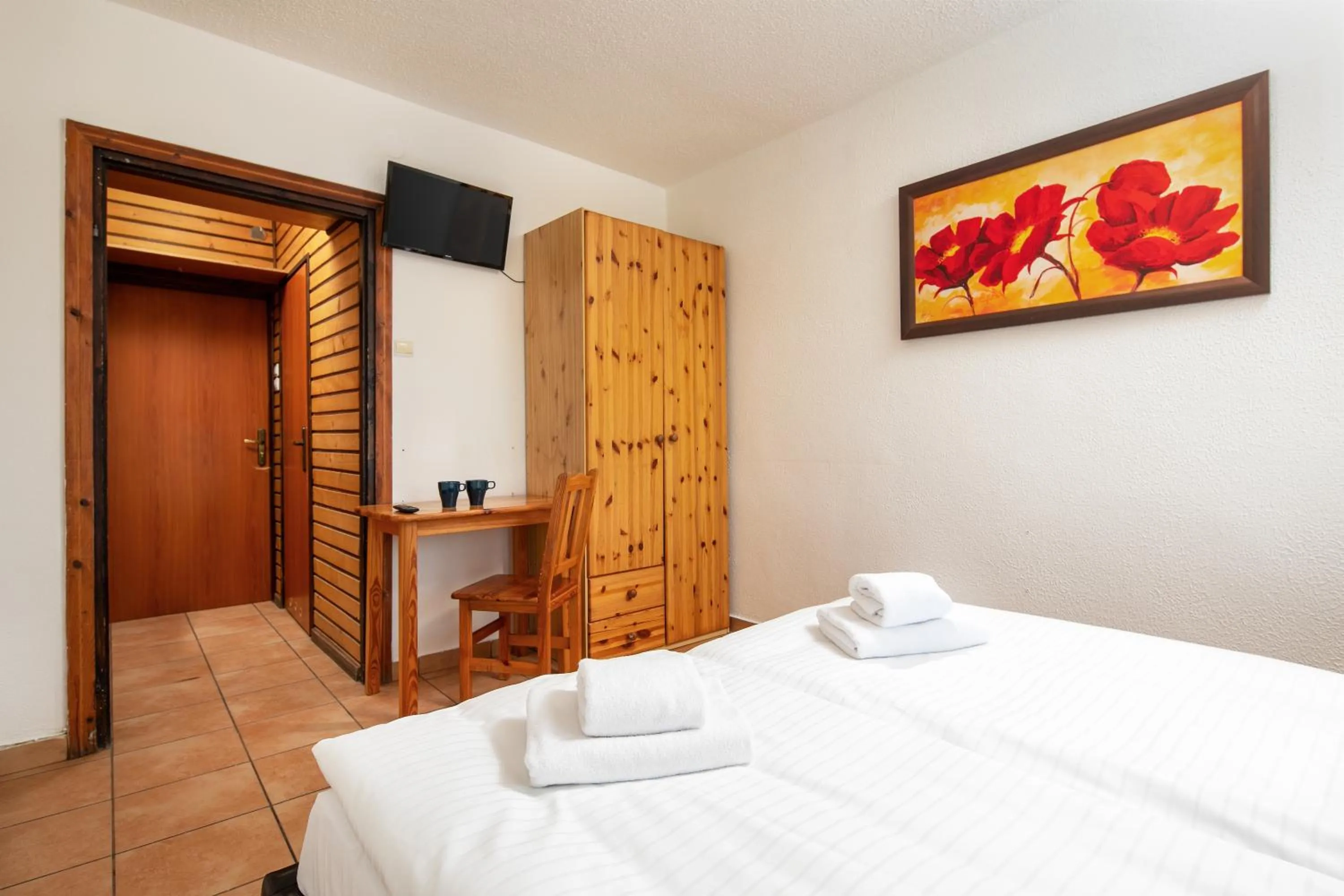 wardrobe, Bed in B&B Widok
