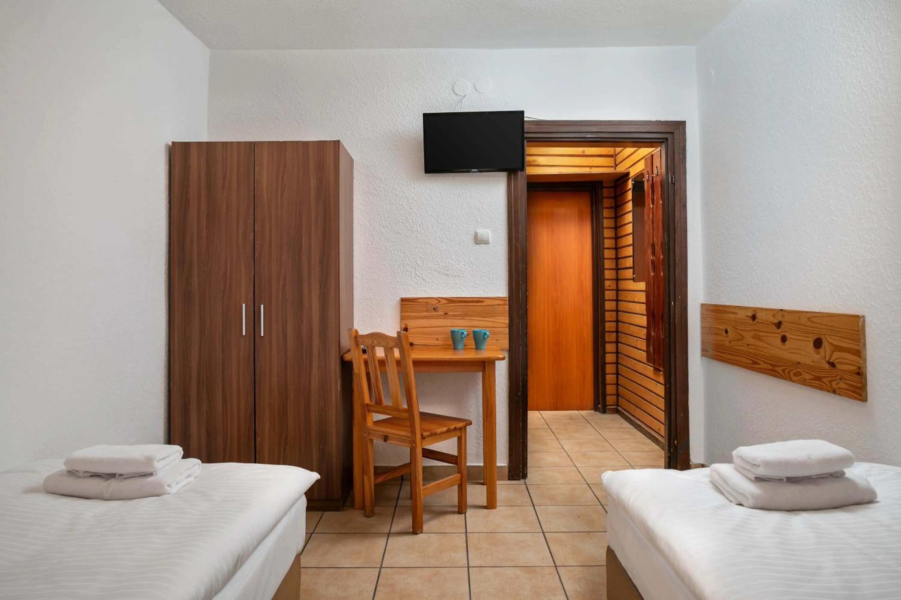 wardrobe, Bed in B&B Widok