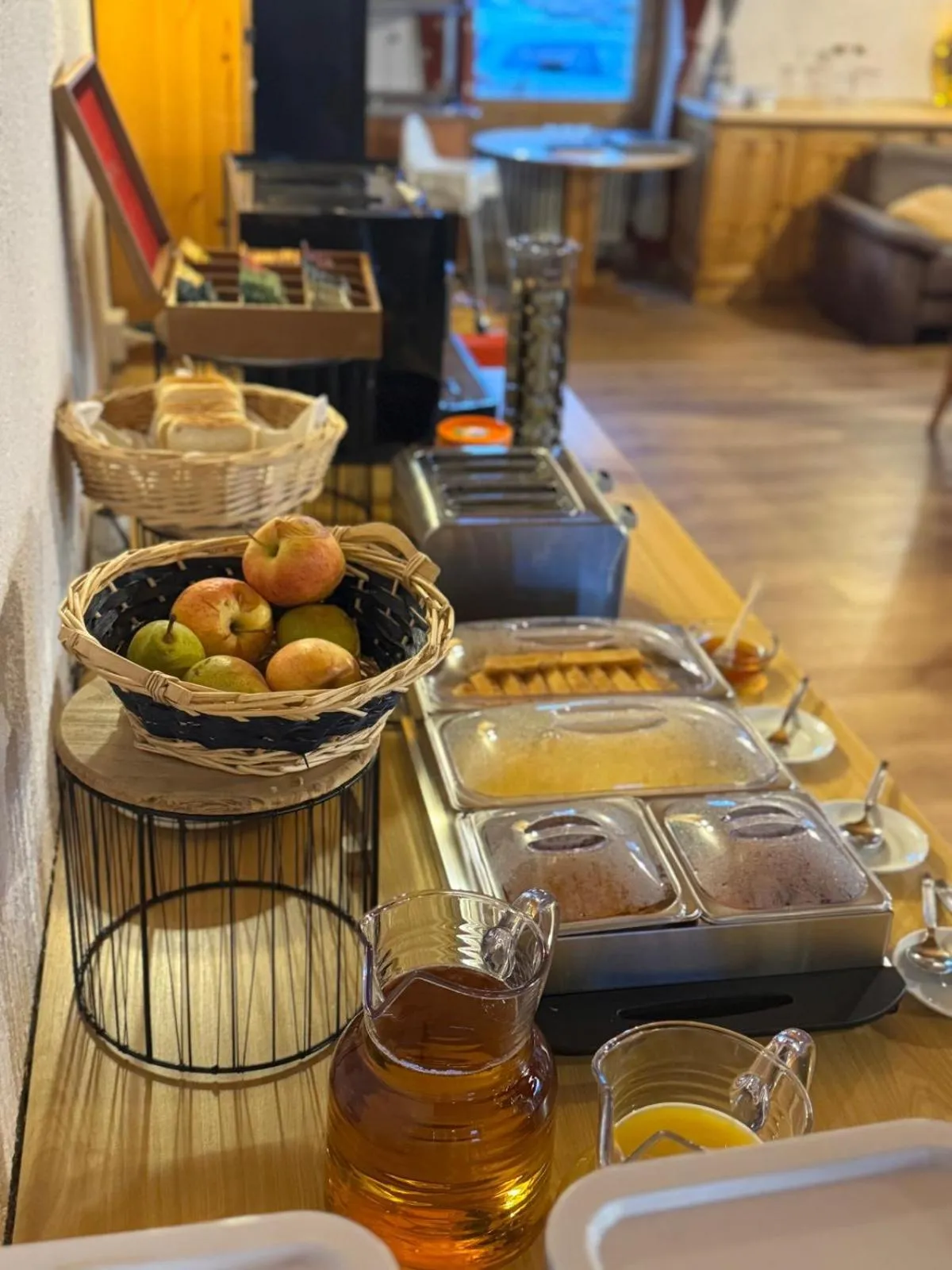 Restaurant/places to eat in Hotel La Tour d'Aï