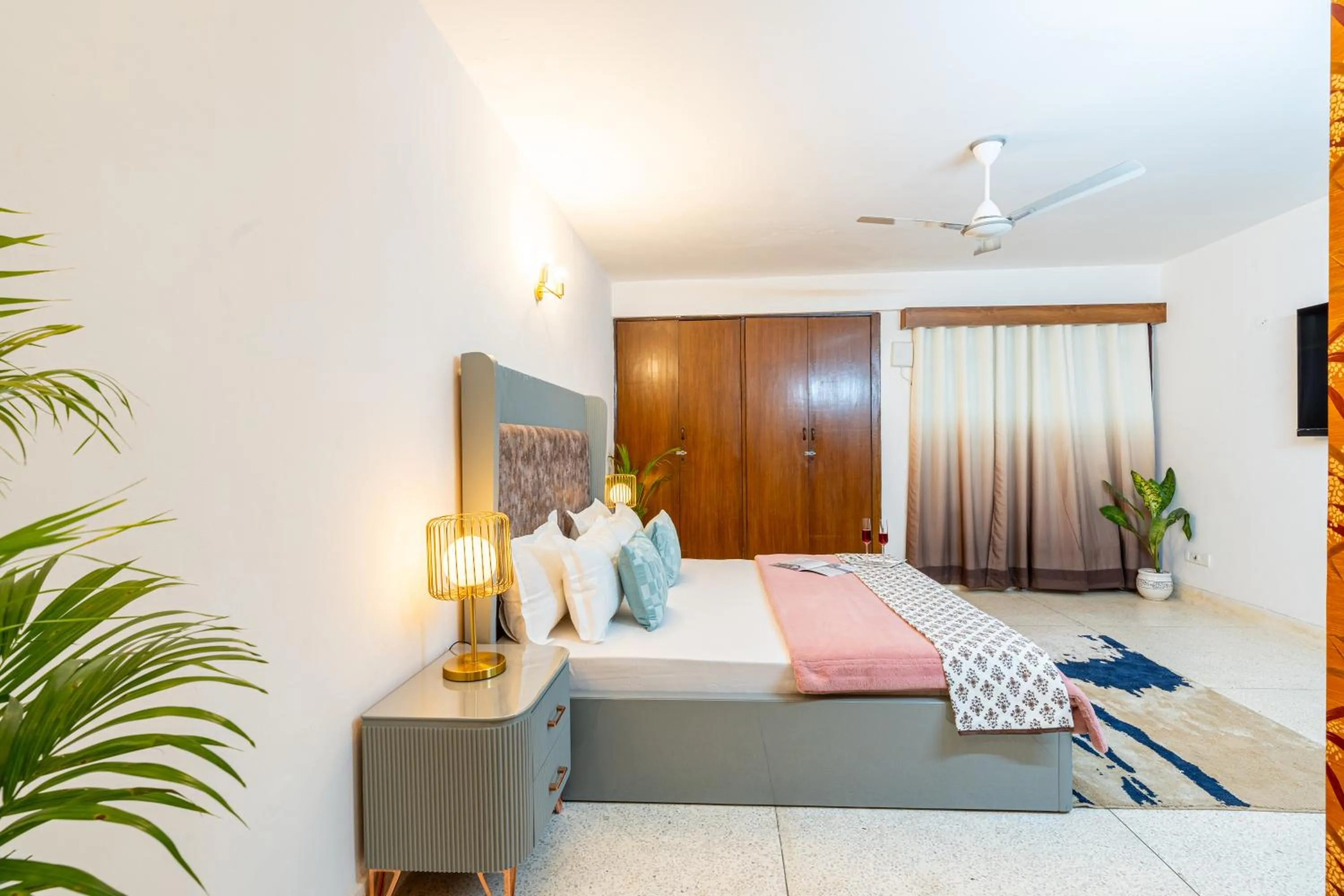 Bed in Homlee-Excellency Large 4BHK-South Delhi- NFC