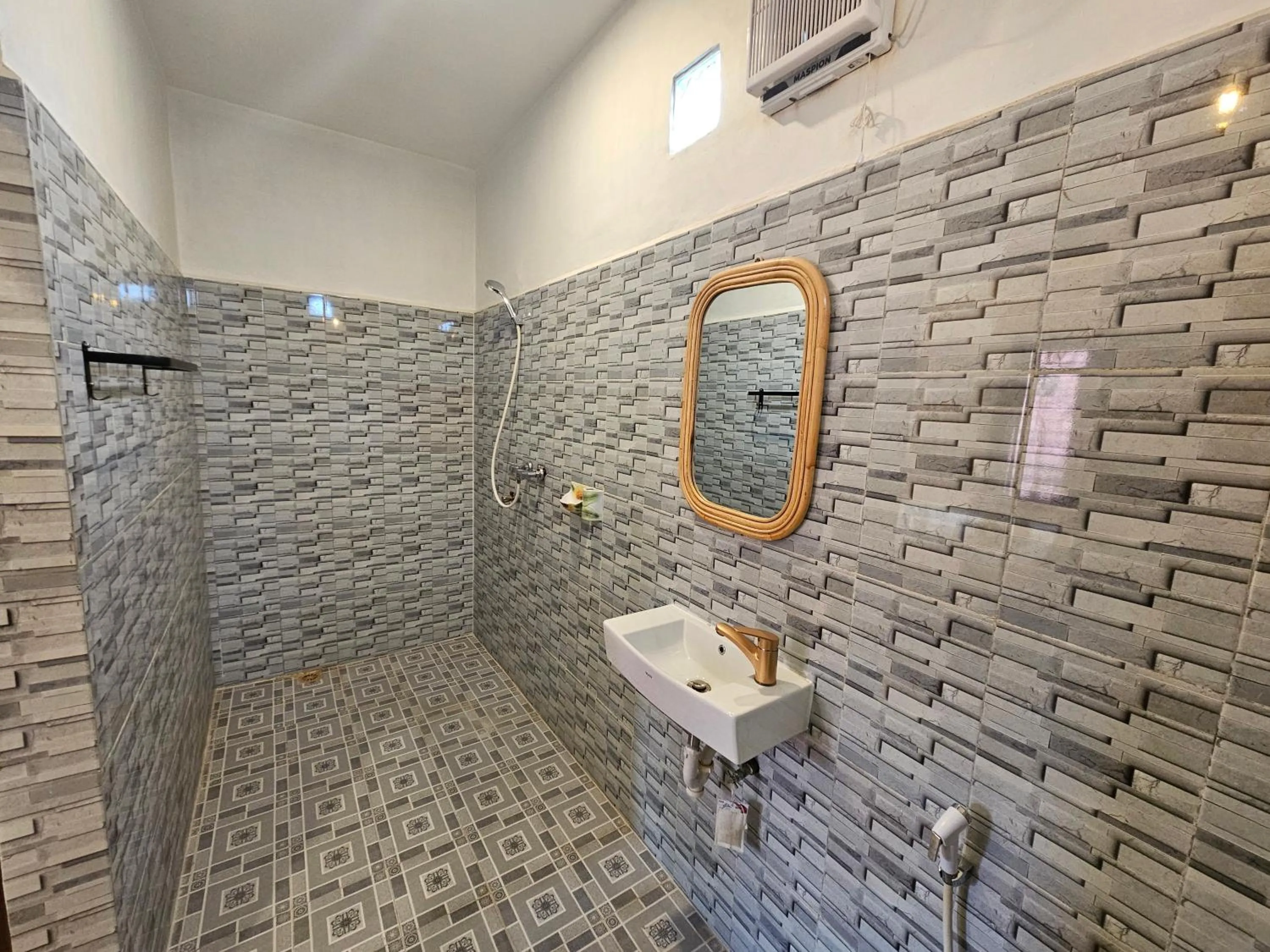 Shower in Risna Homestay