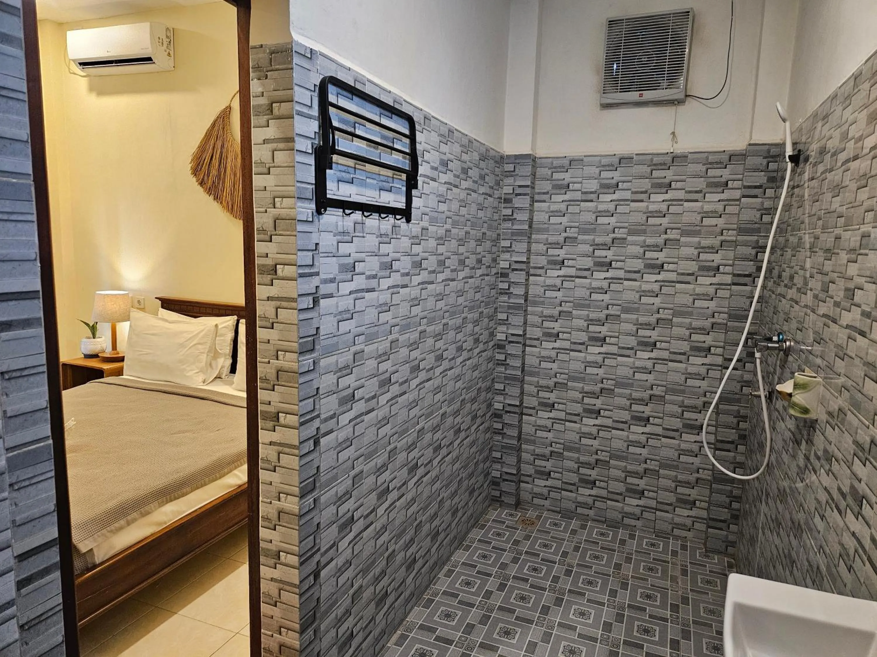 Shower in Risna Homestay