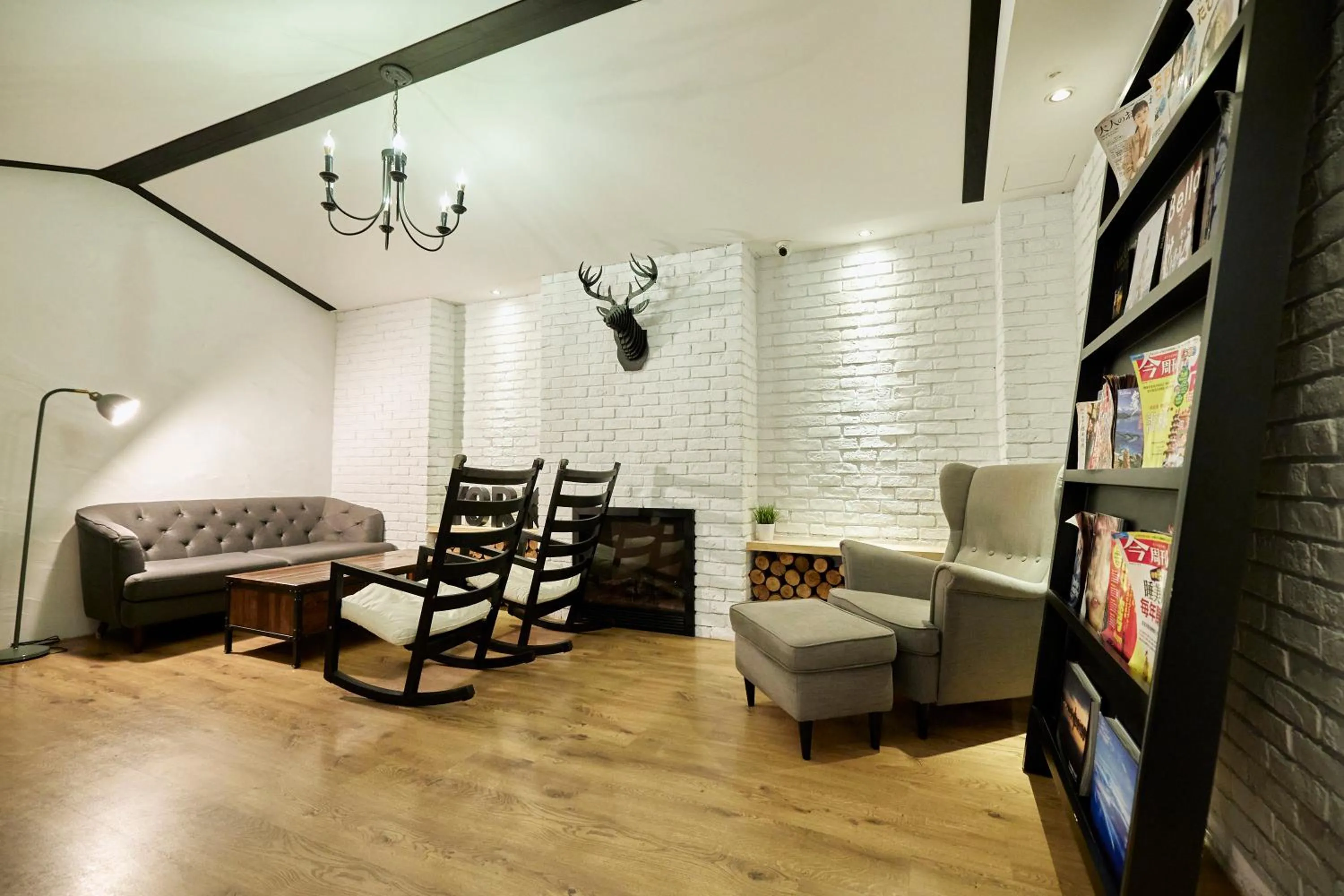 Seating area, Bed in York Hotel