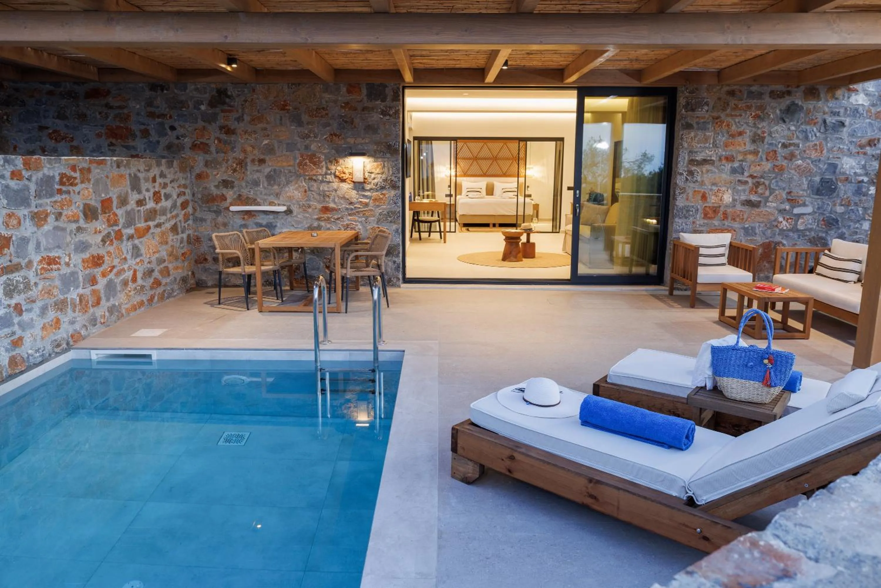 Deos Luxury Suites - Adults Only