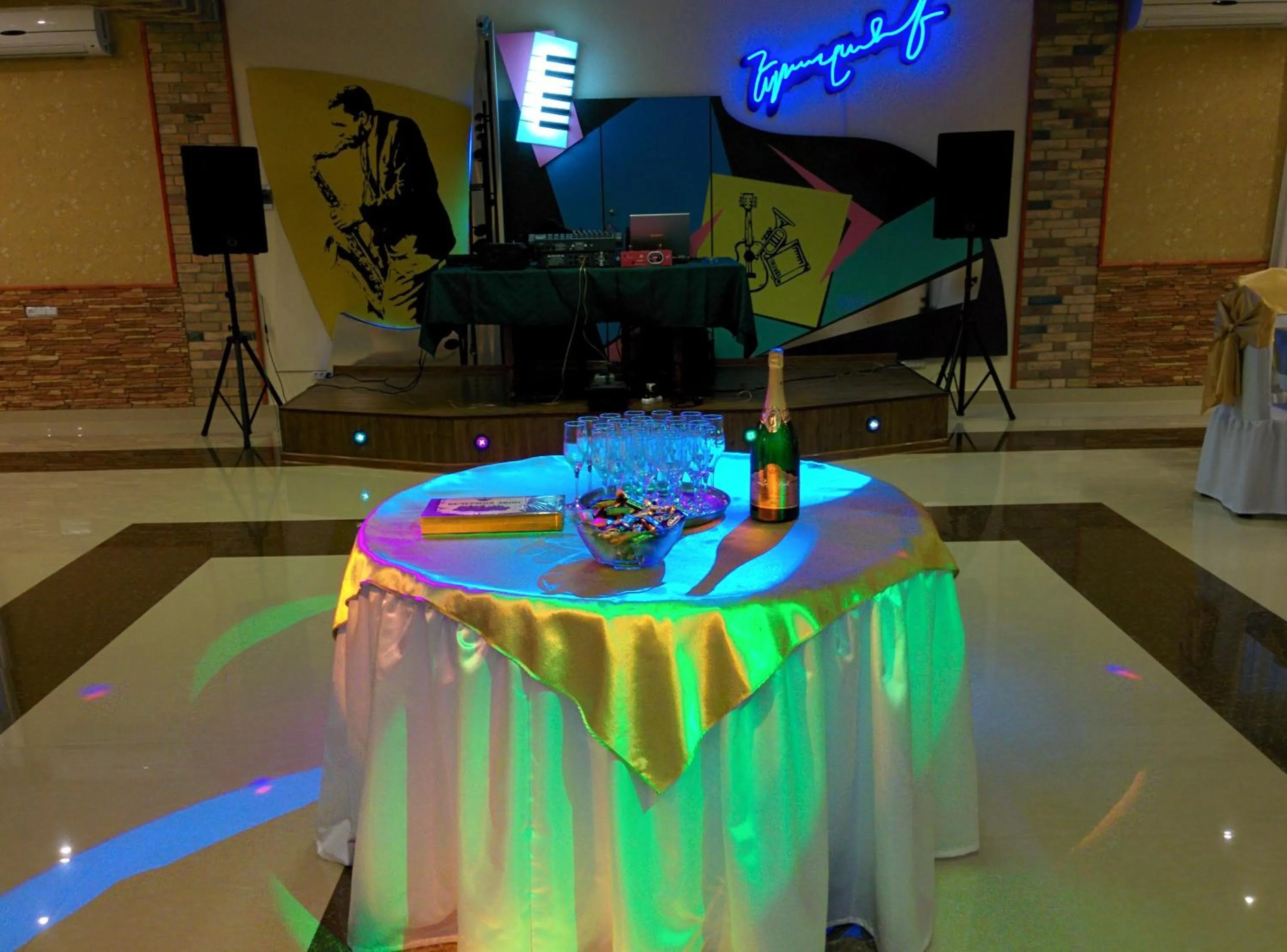 Restaurant/places to eat in Erazank Hotel