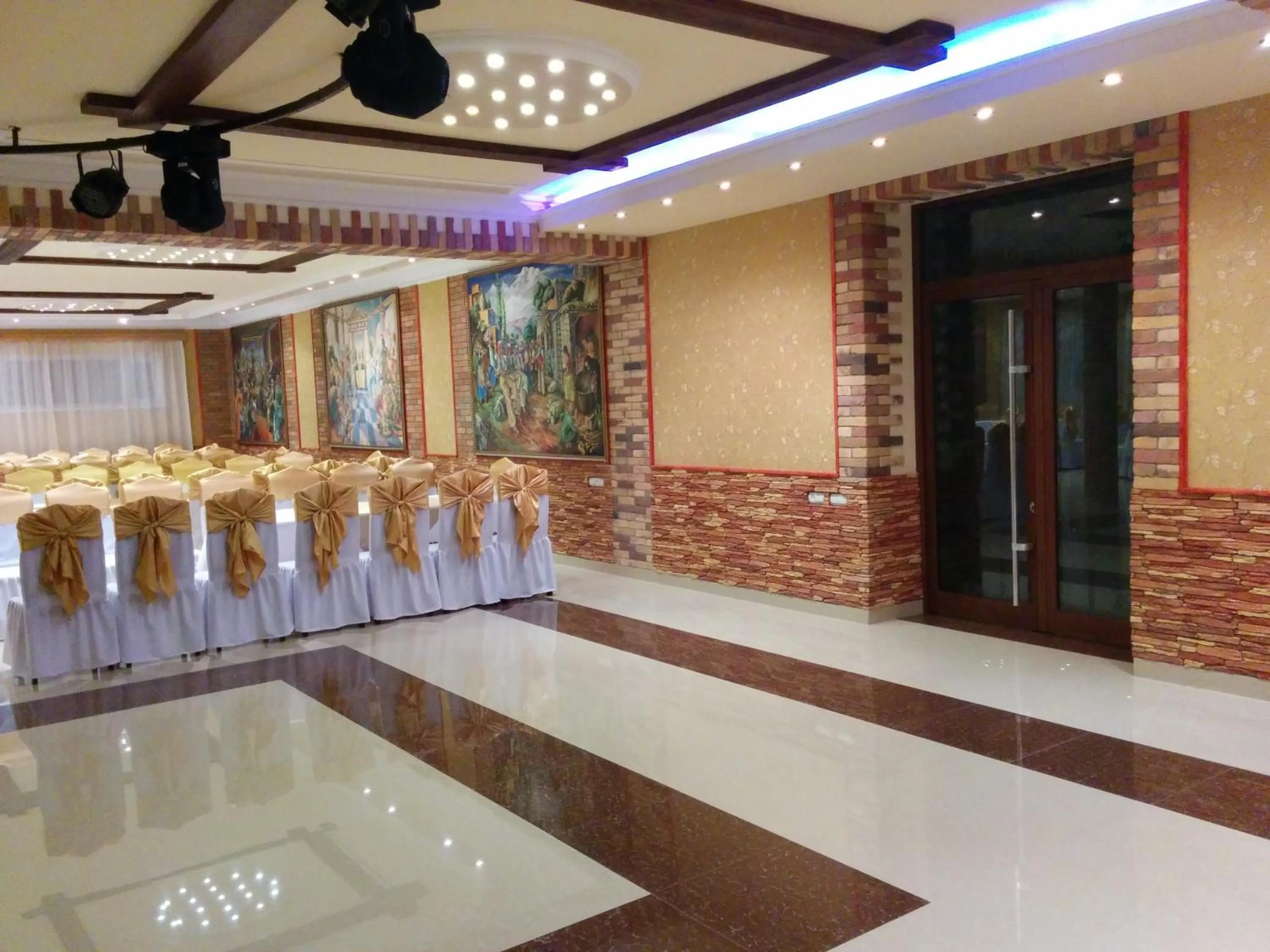 Restaurant/places to eat in Erazank Hotel