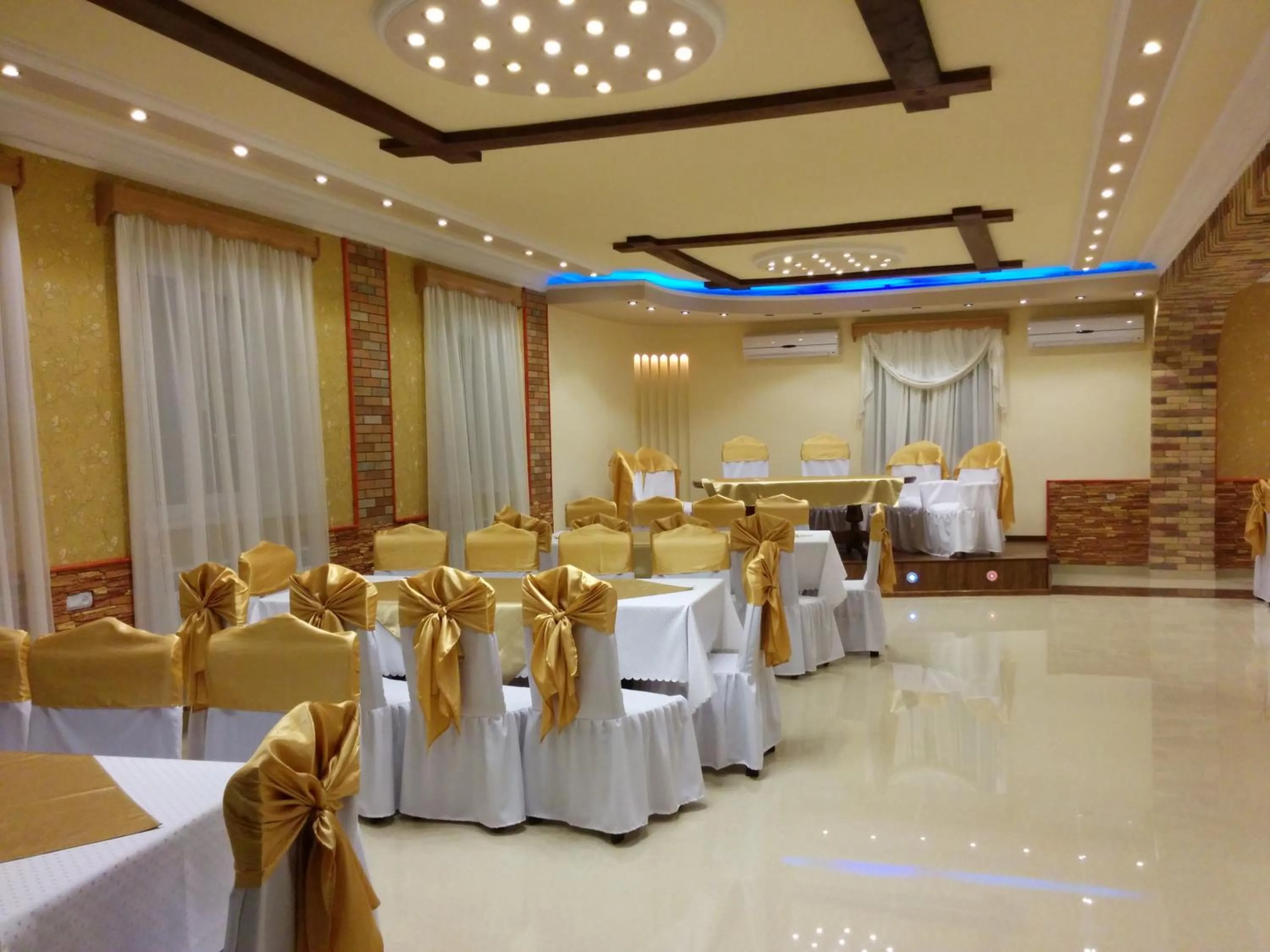 Restaurant/places to eat in Erazank Hotel