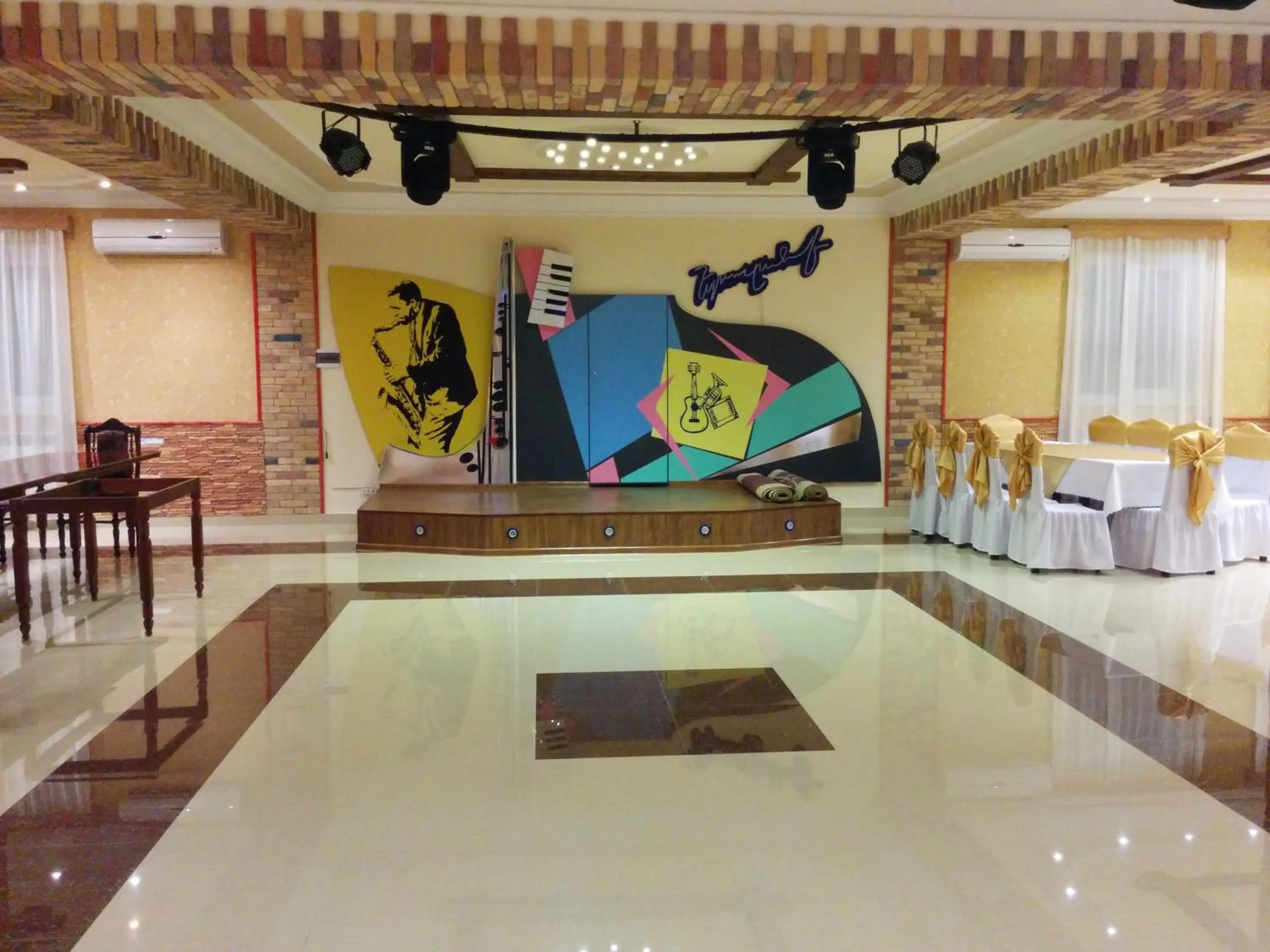 Restaurant/places to eat in Erazank Hotel