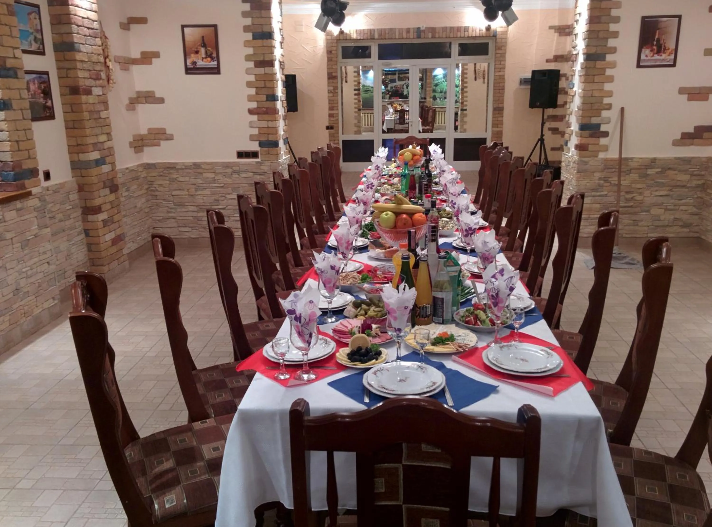 Restaurant/places to eat in Erazank Hotel