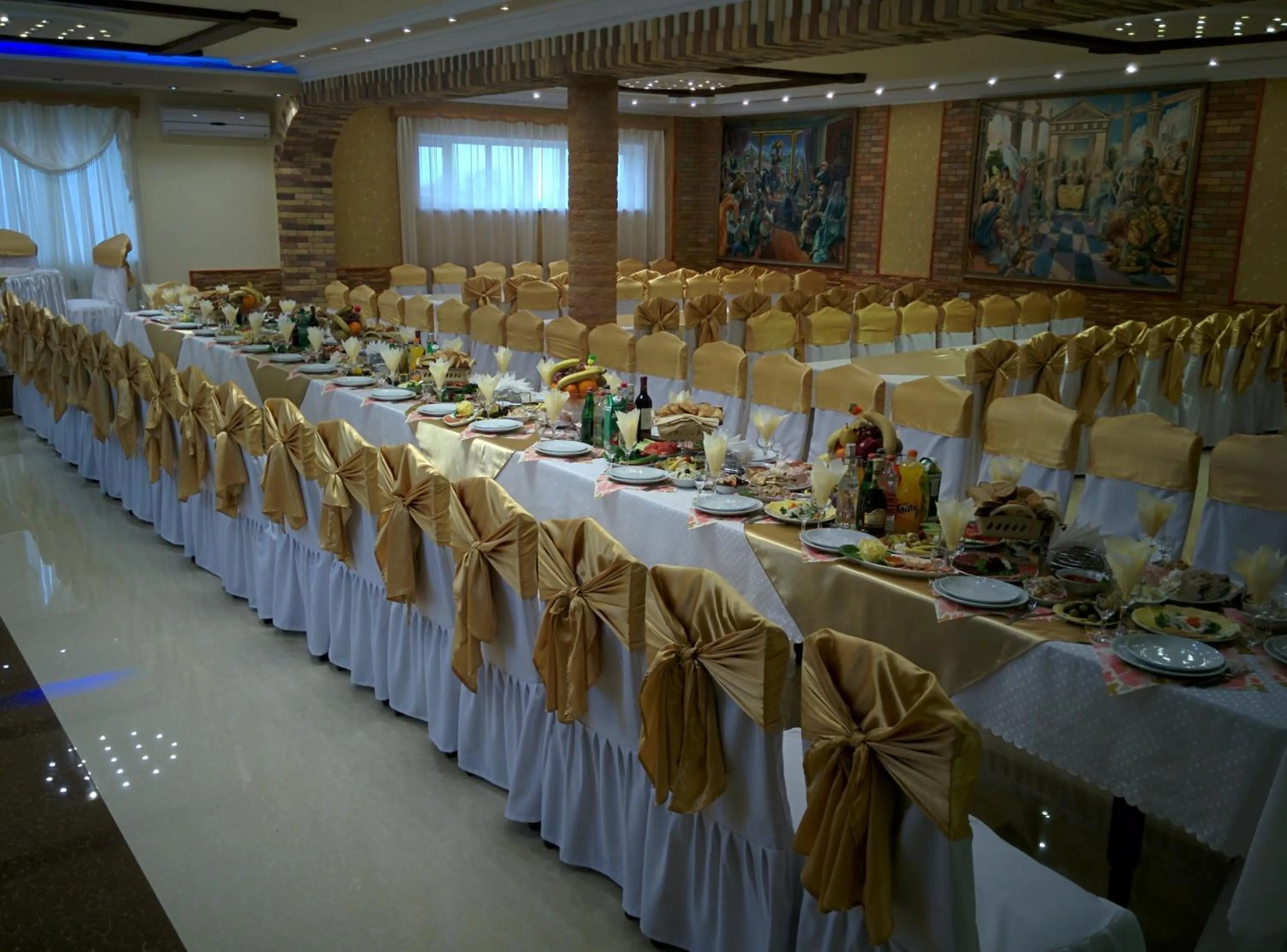 Restaurant/places to eat in Erazank Hotel