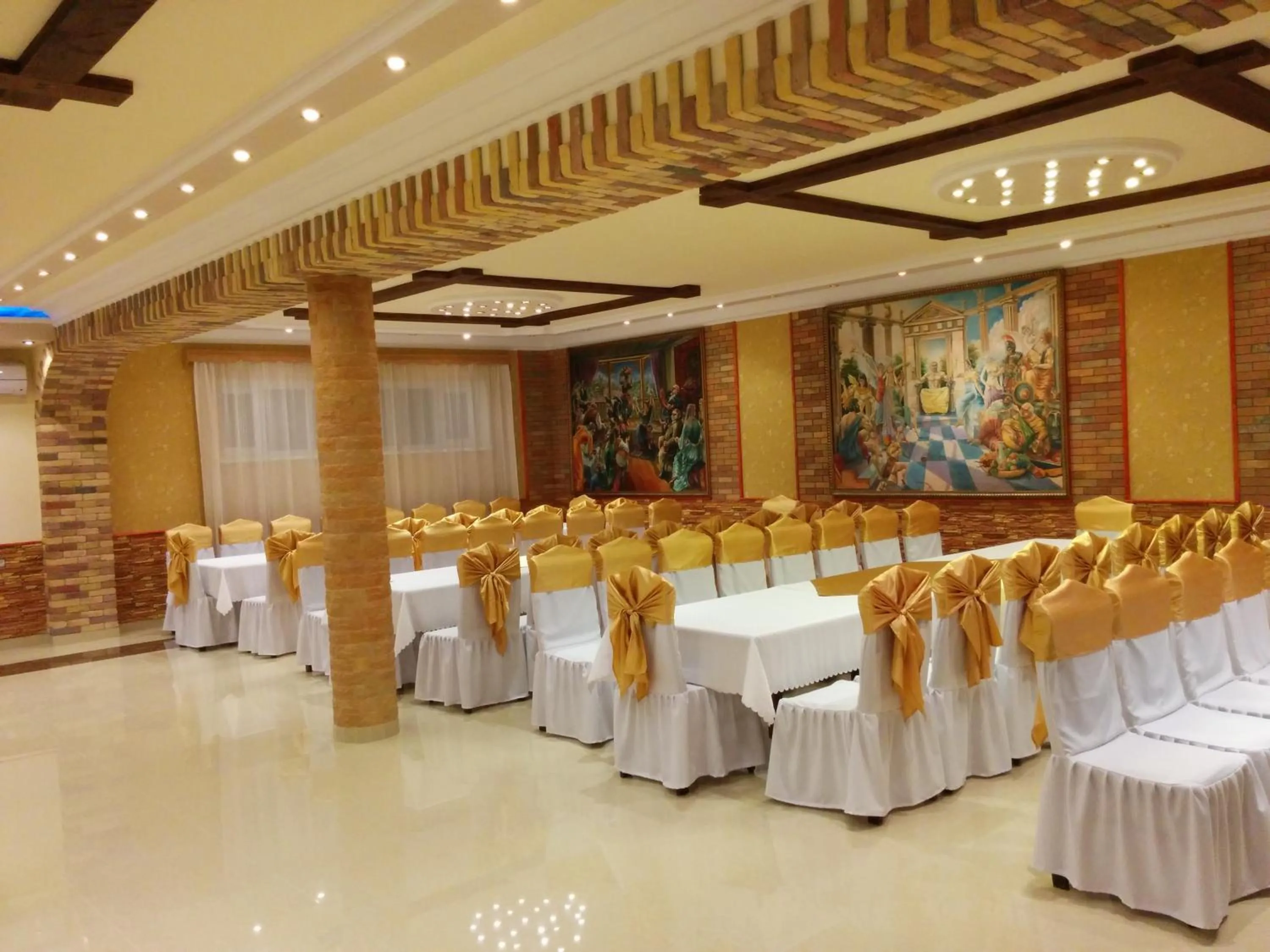 Restaurant/places to eat in Erazank Hotel