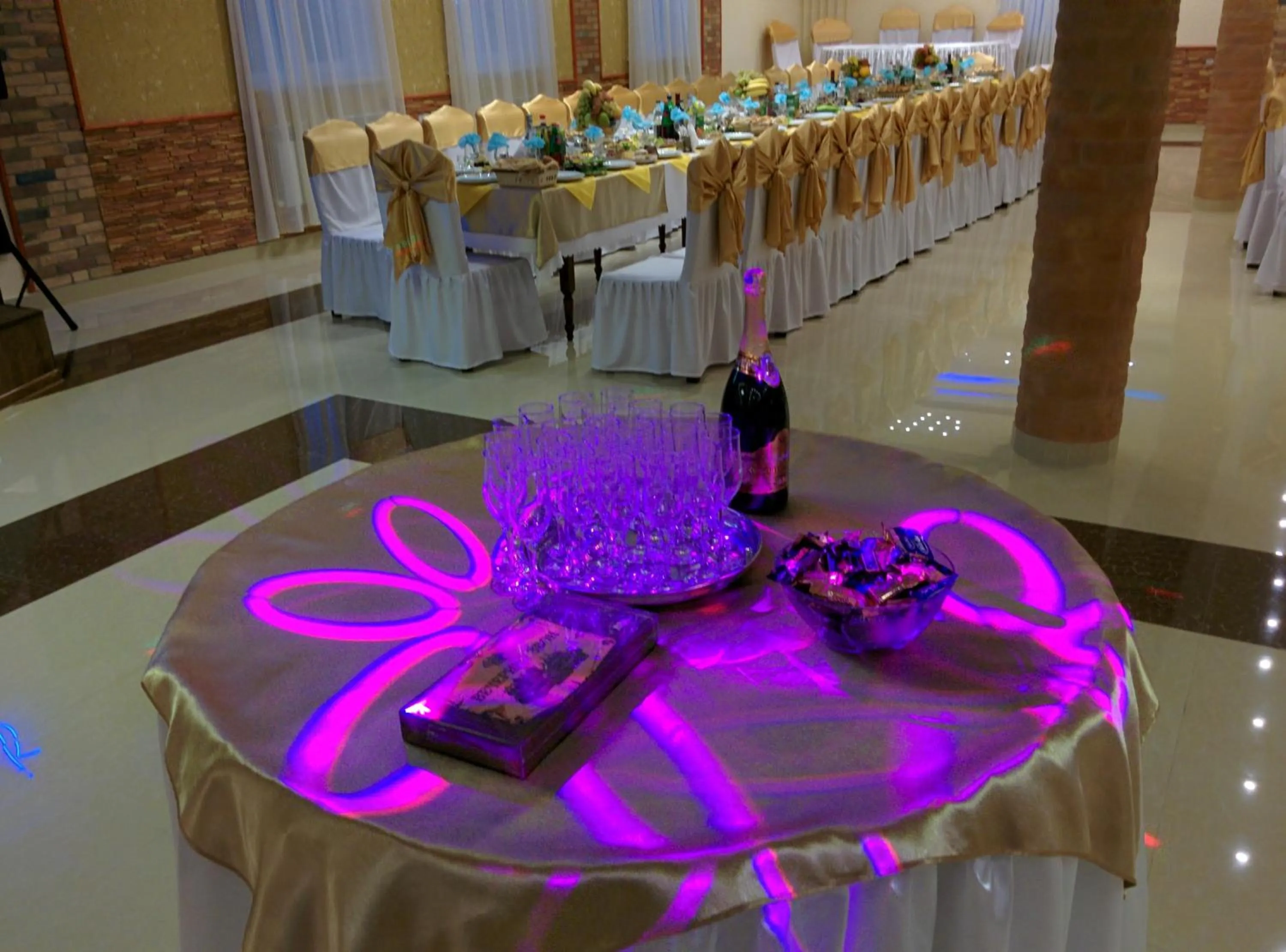 Restaurant/places to eat in Erazank Hotel