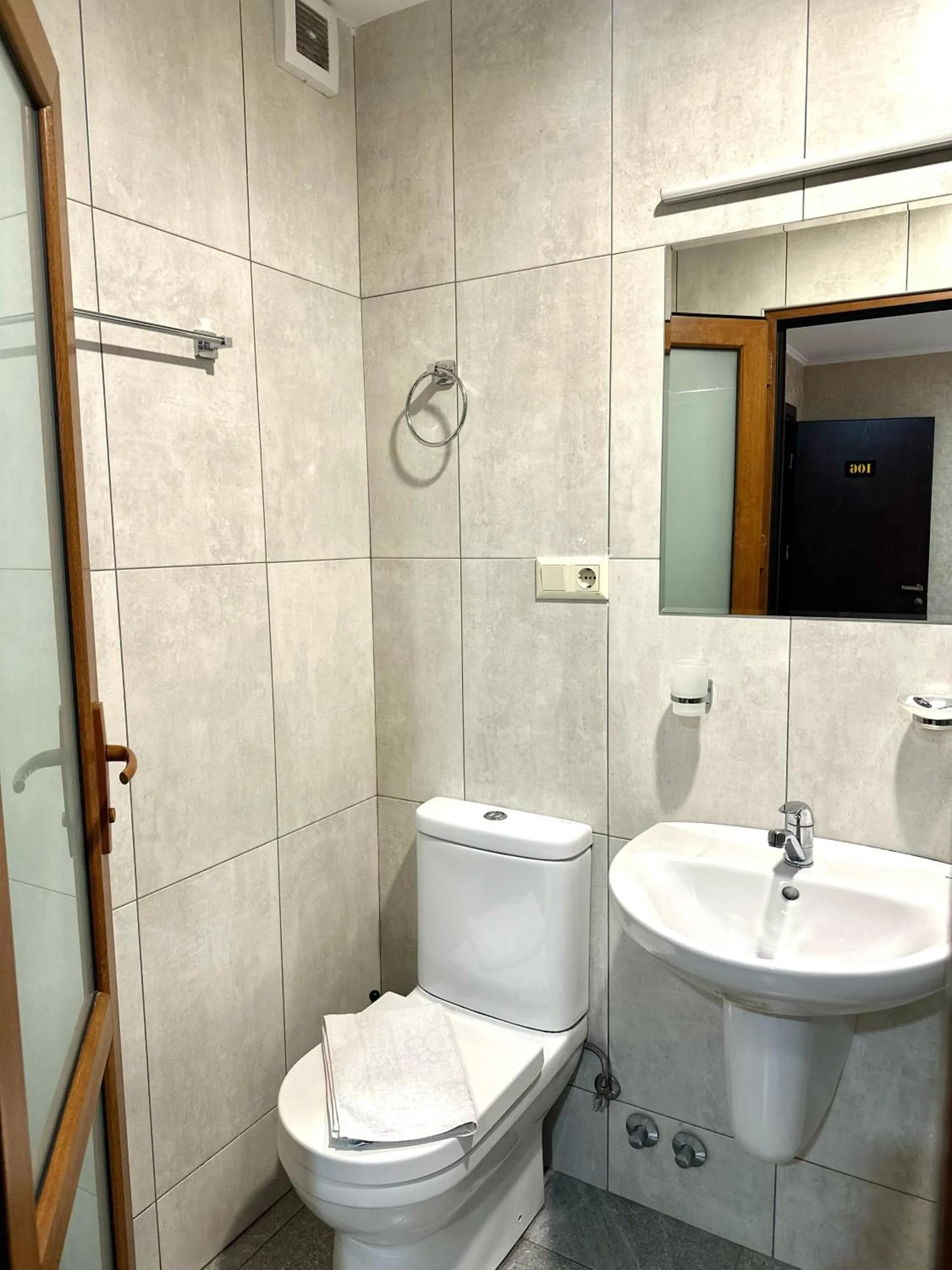 Shower in Red Fox Guesthouse