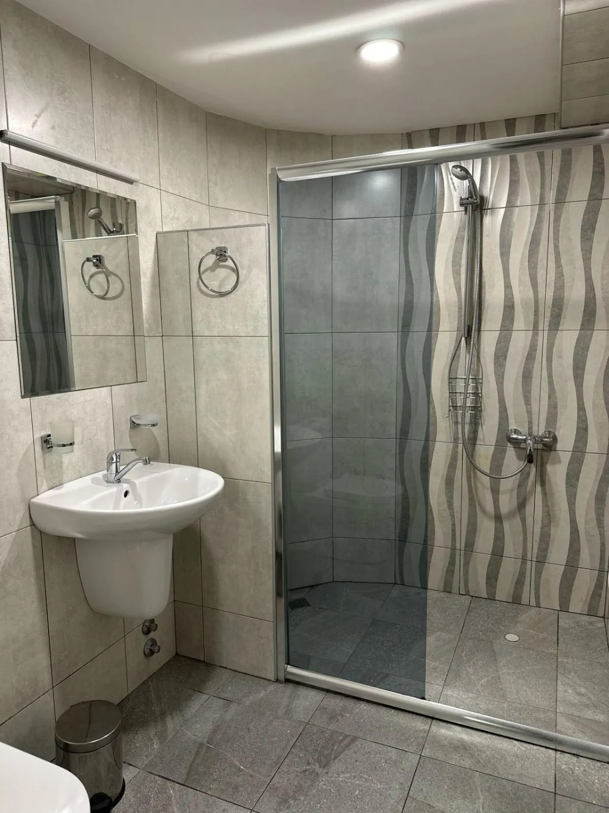 Shower in Red Fox Guesthouse