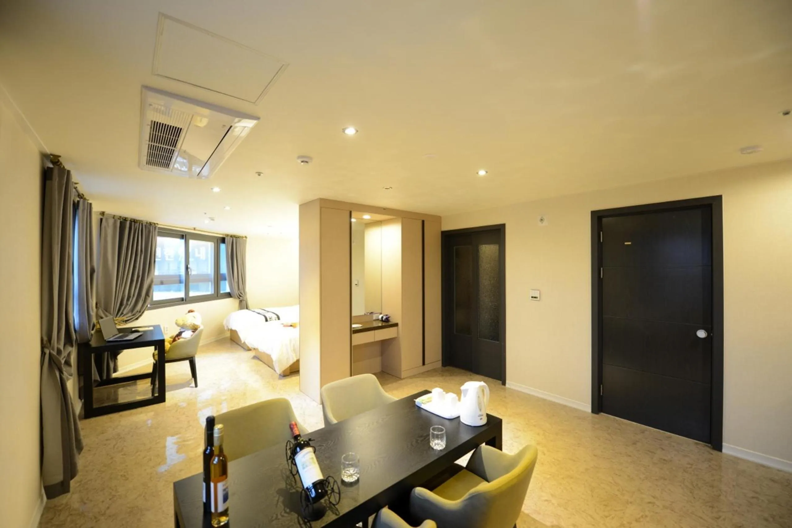 Dining area, Bed in Dunsan Graytone Hotel