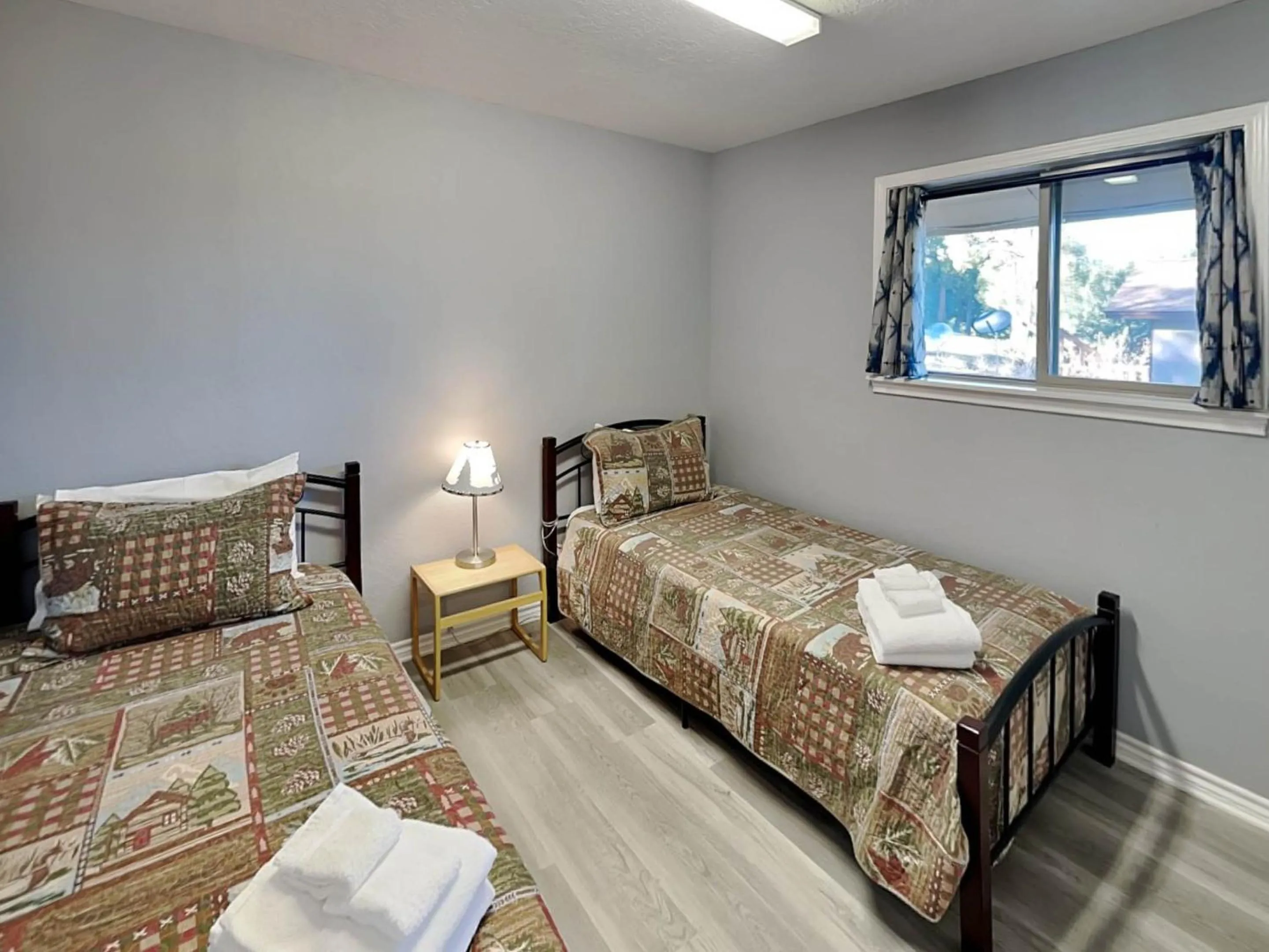 Property building, Bed in Ponderosa Paradise