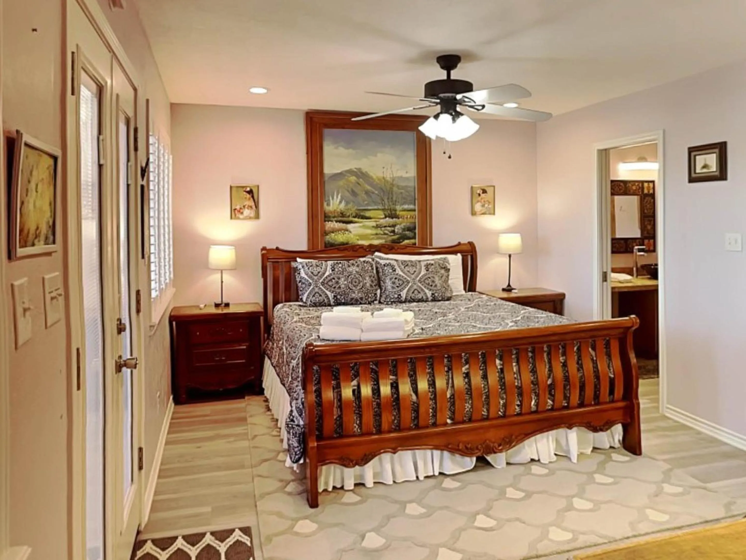 Property building, Bed in Ponderosa Paradise