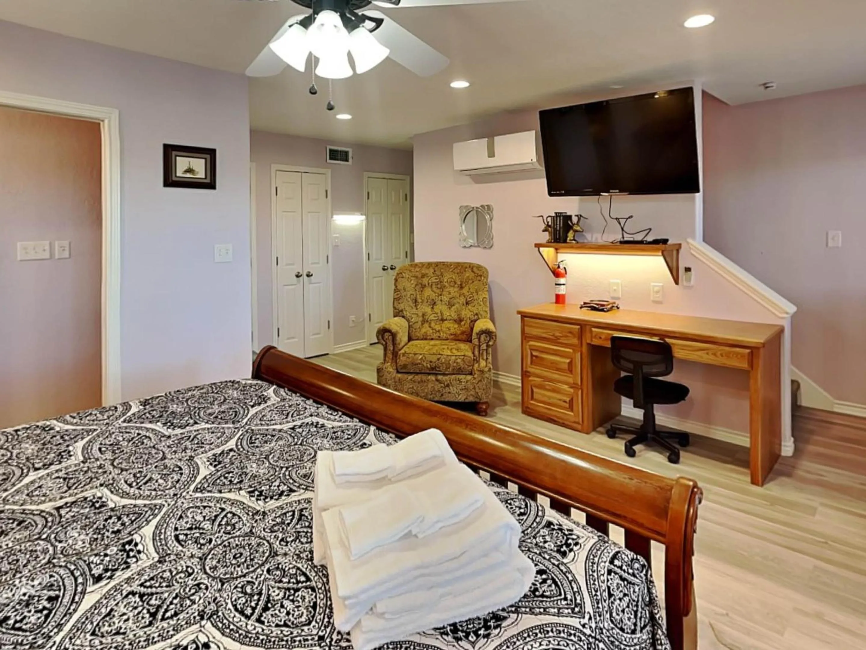 Property building, Bed in Ponderosa Paradise