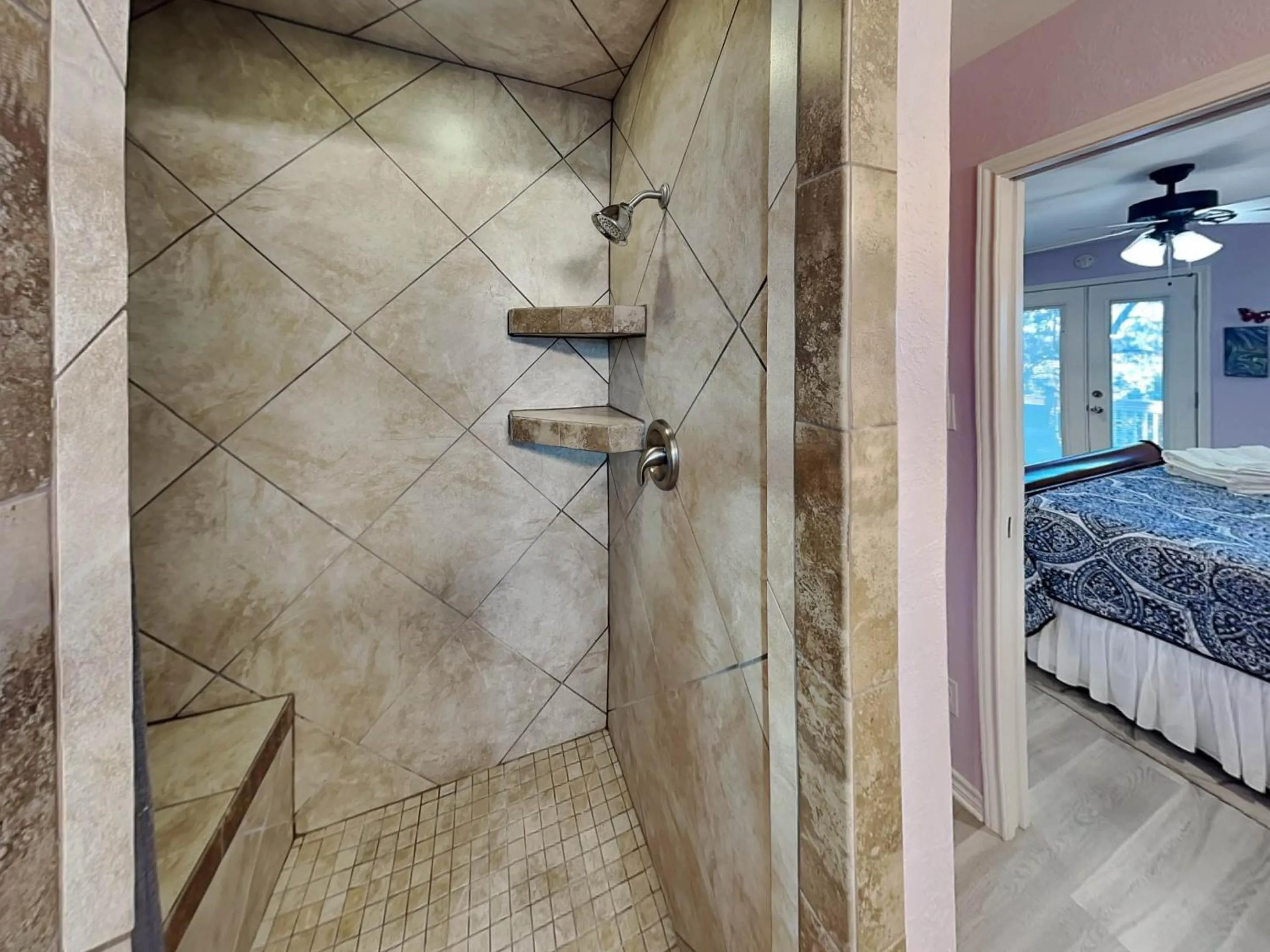 Property building, Bed in Ponderosa Paradise