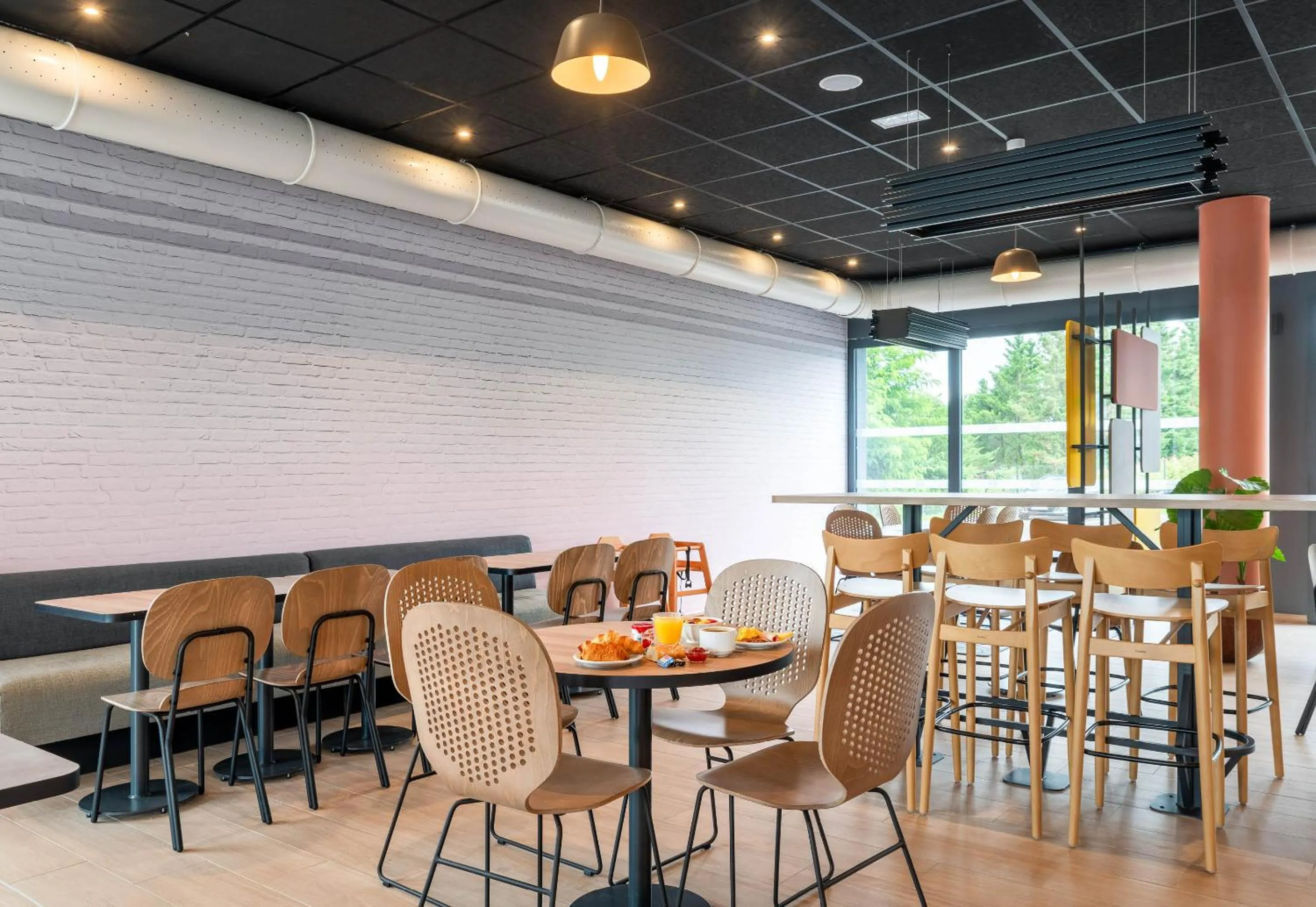 Restaurant/places to eat in B&B HOTEL Villefranche-sur-Saône Sud