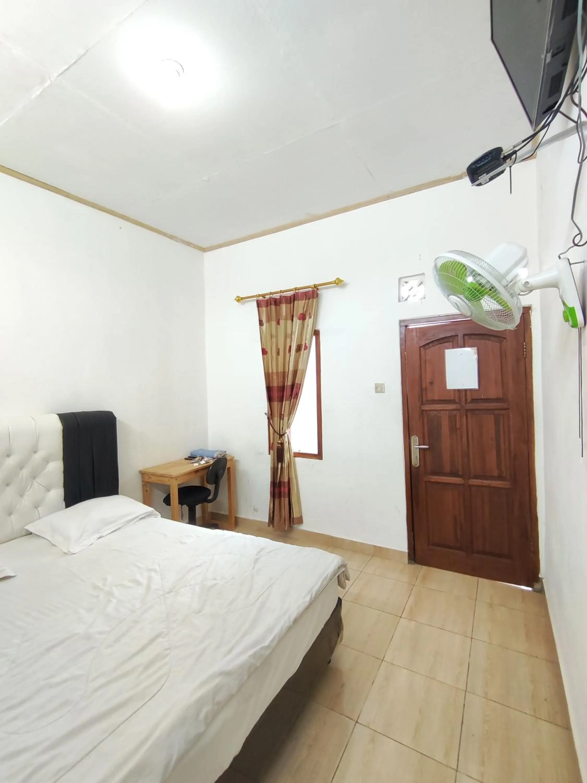 Communal lounge/ TV room, Bed in Penginapan Nurmega jaya