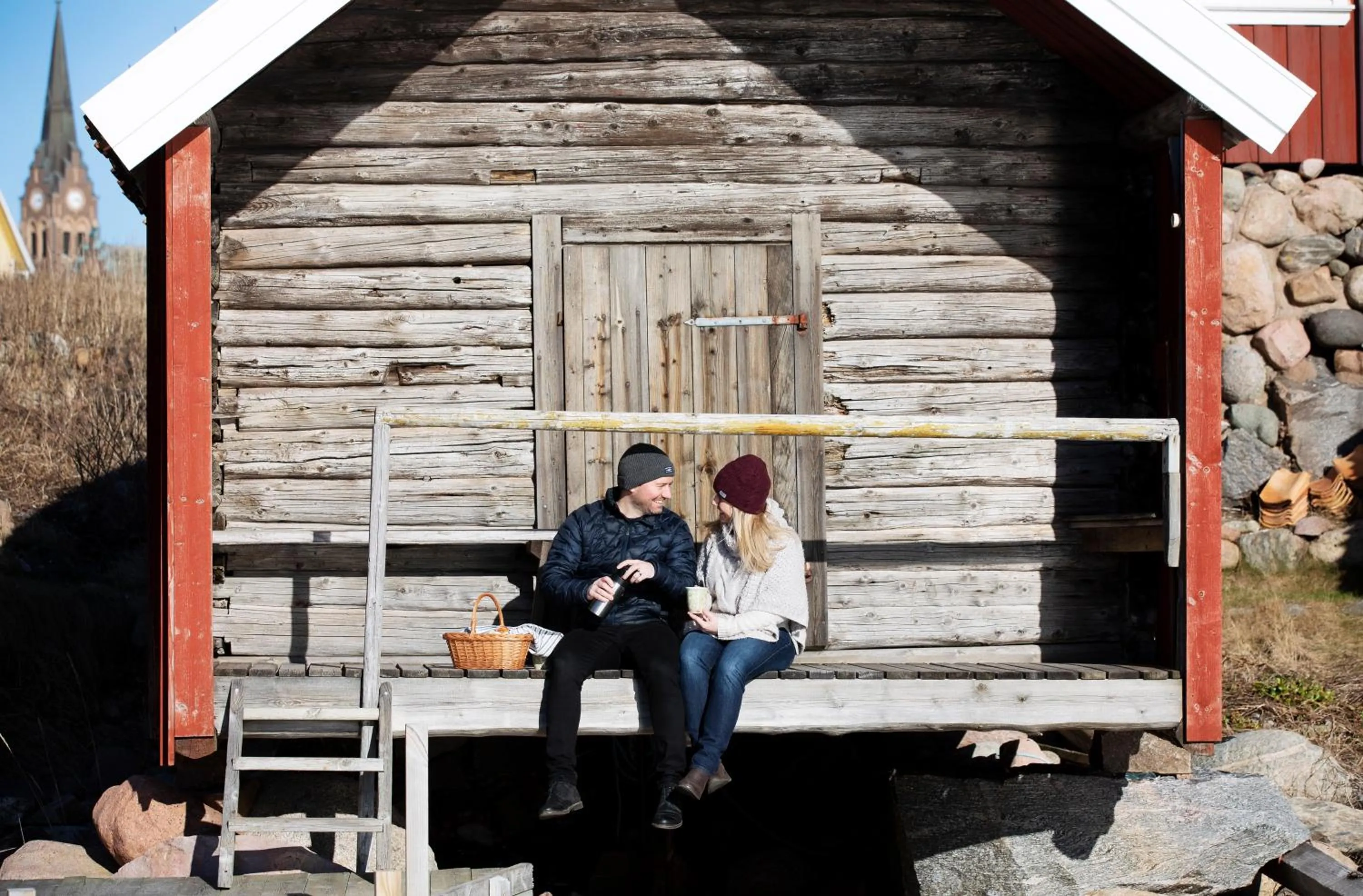 People in Strandflickornas Husen invid Havet
