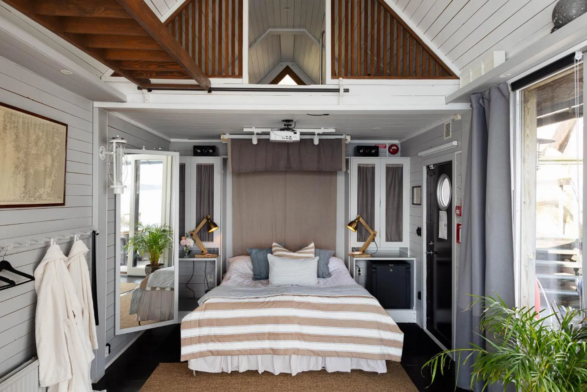 Property building, Bed in Strandflickornas Husen invid Havet