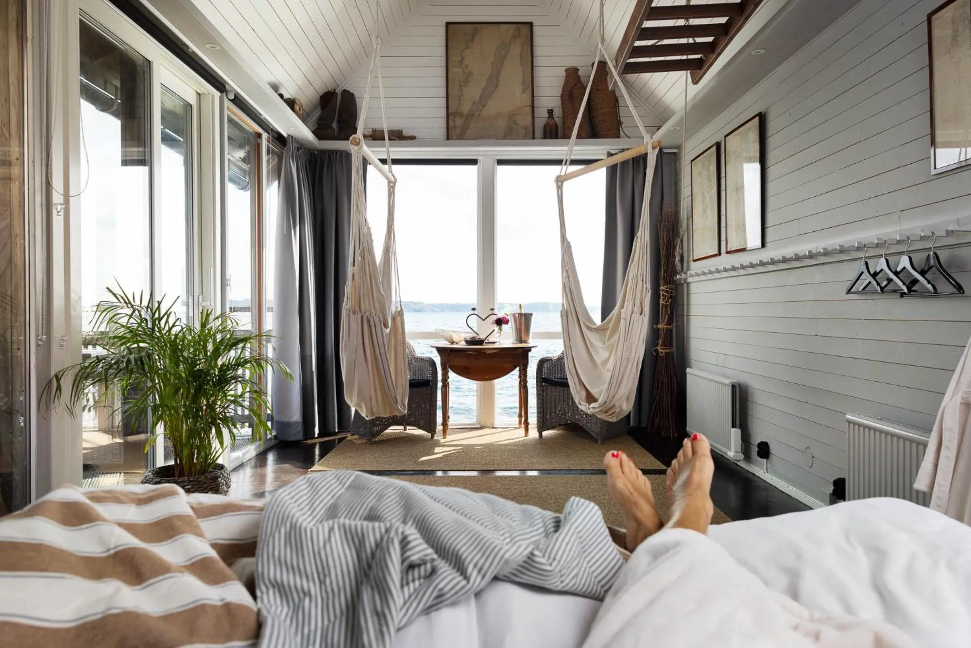 Property building, Bed in Strandflickornas Husen invid Havet