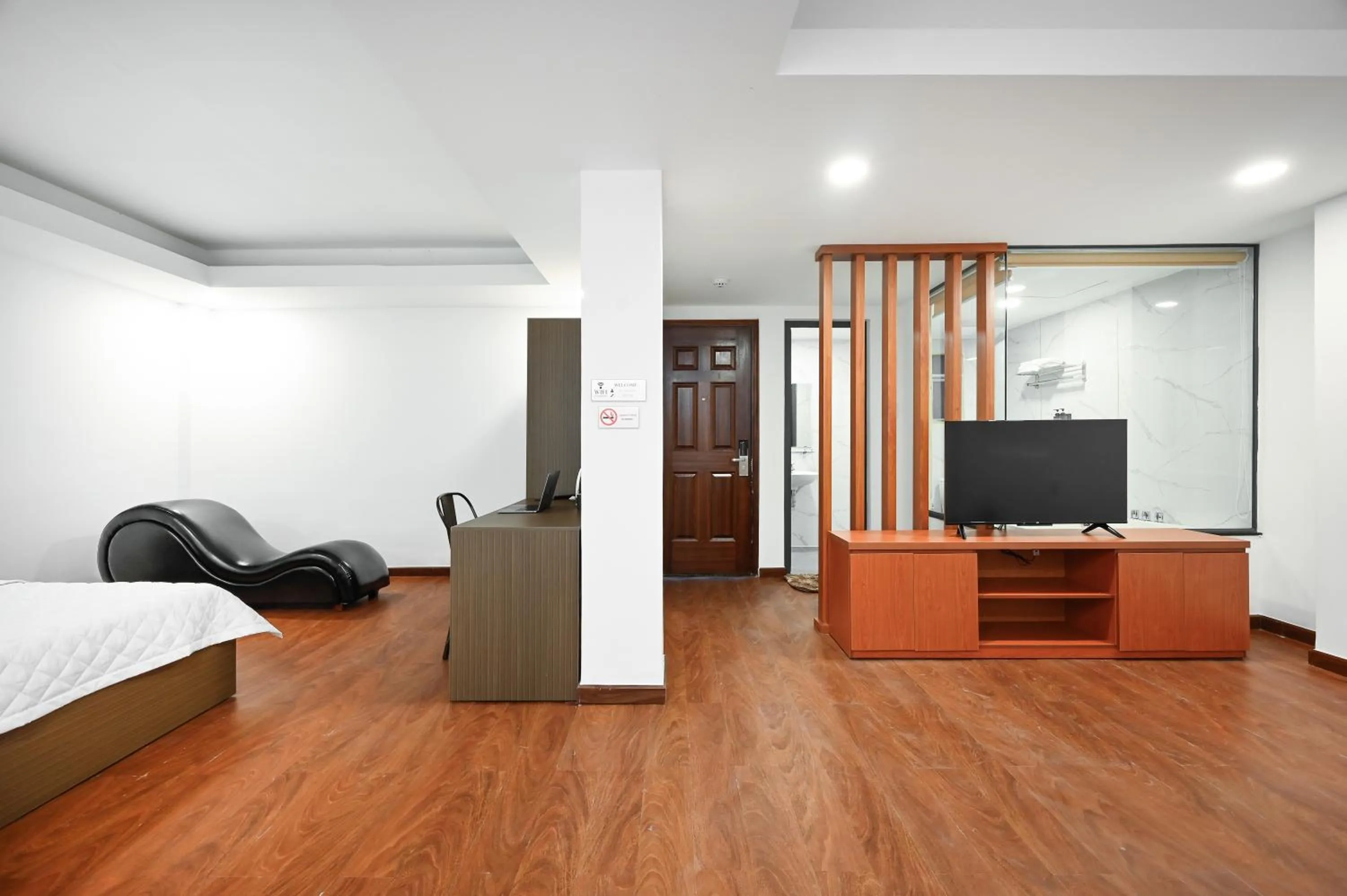 hair dresser in YoKo Airport Saigon Hotel