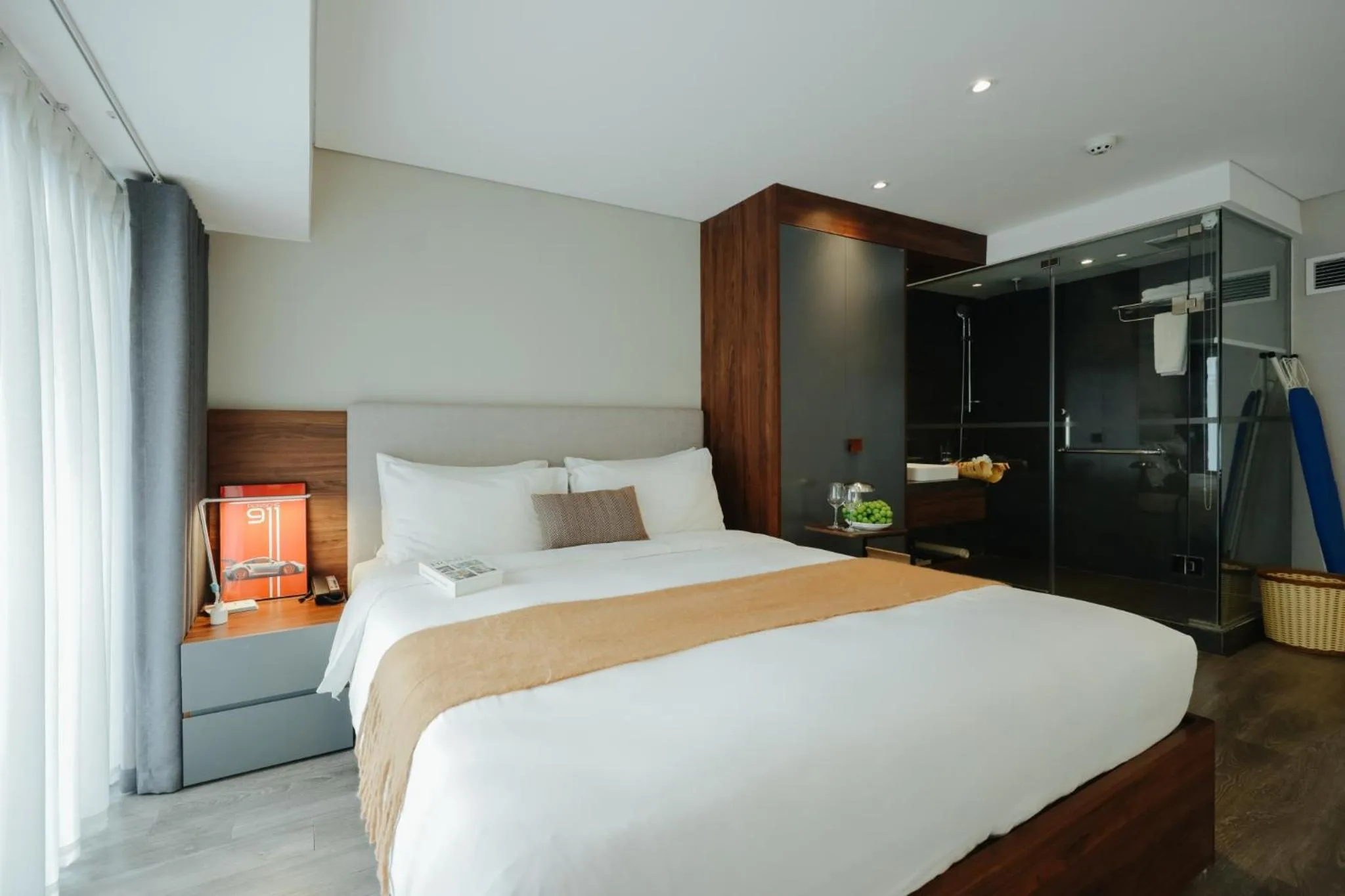 Shower, Bed in PentStudio Duplex Apartment