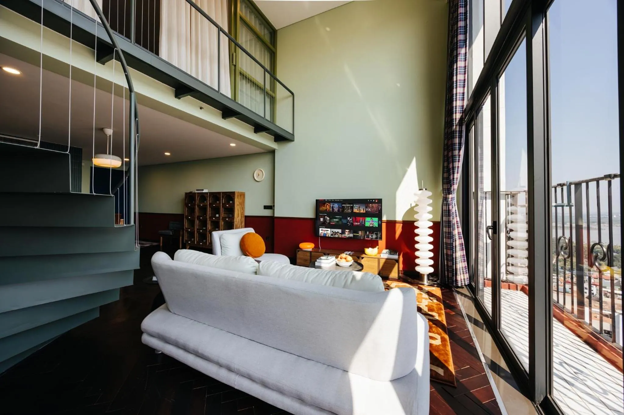 Communal lounge/ TV room, Bed in PentStudio Duplex Apartment