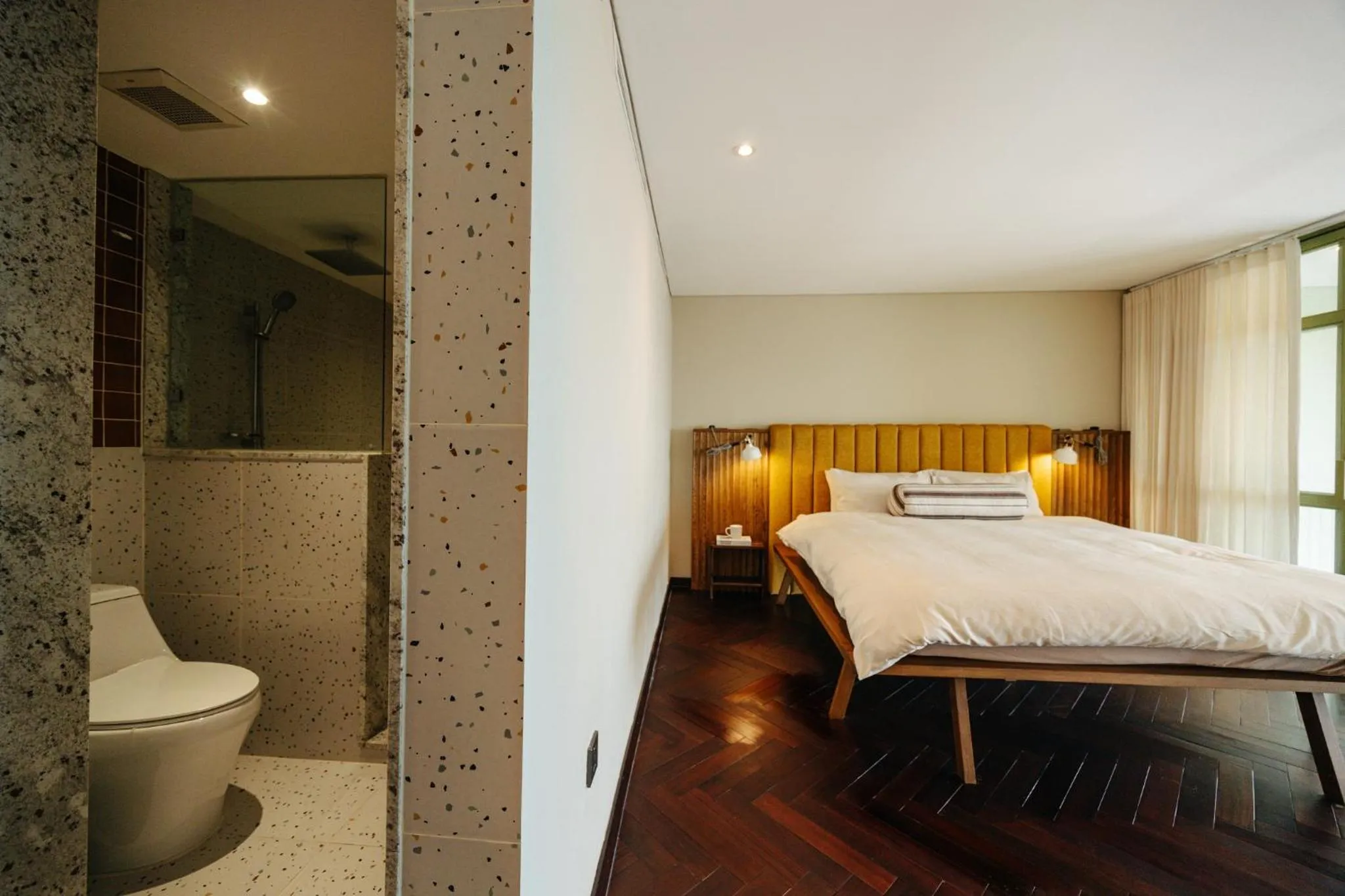 Toilet, Bed in PentStudio Duplex Apartment